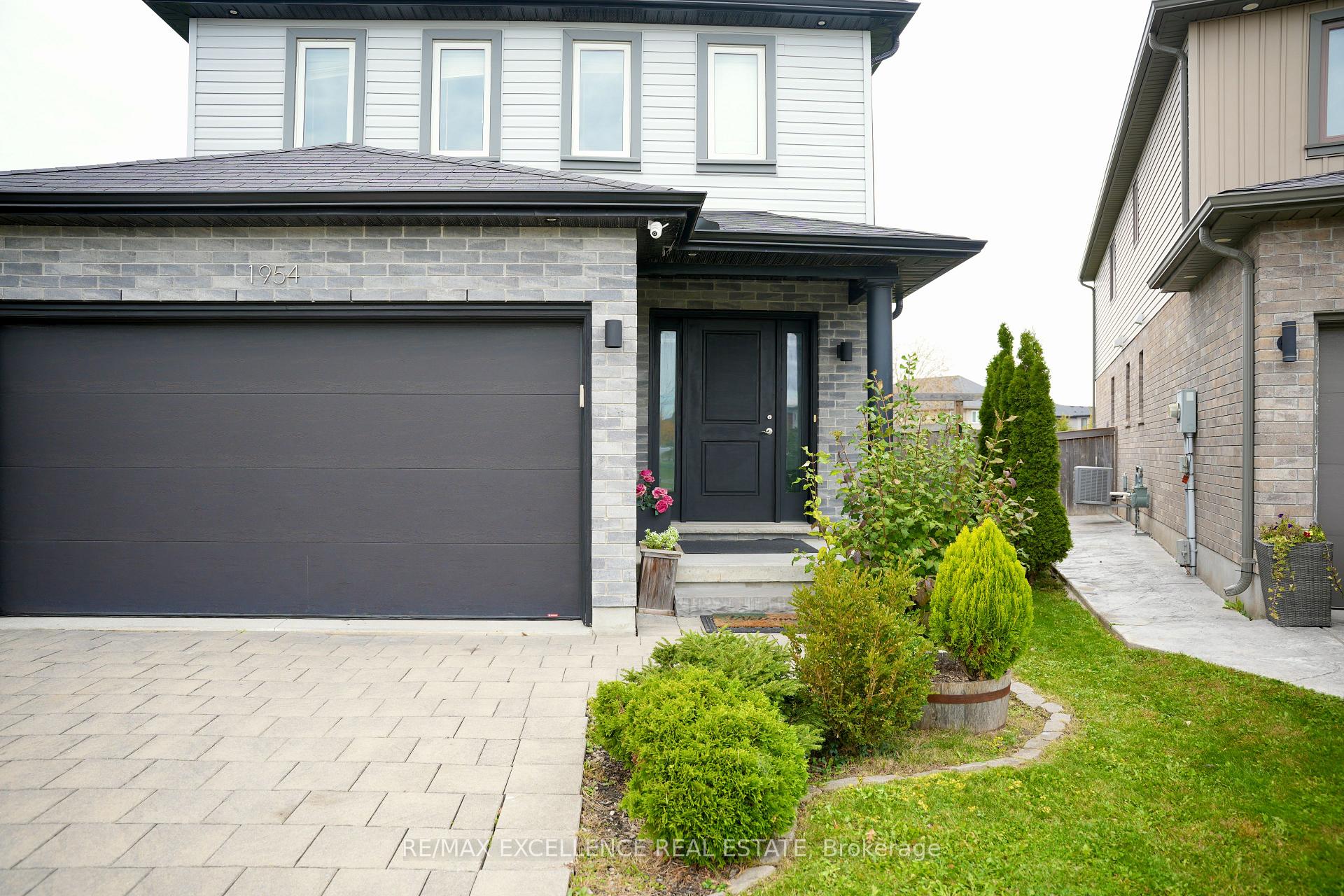 Photo 2 of 1954 Foxridge Crescent, London, North S — HOMEH