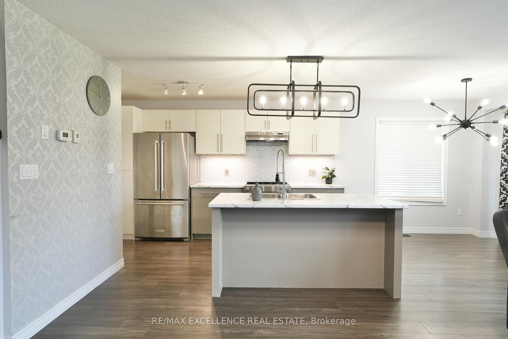 Photo 5 of 1954 Foxridge Crescent, London, North S — HOMEH
