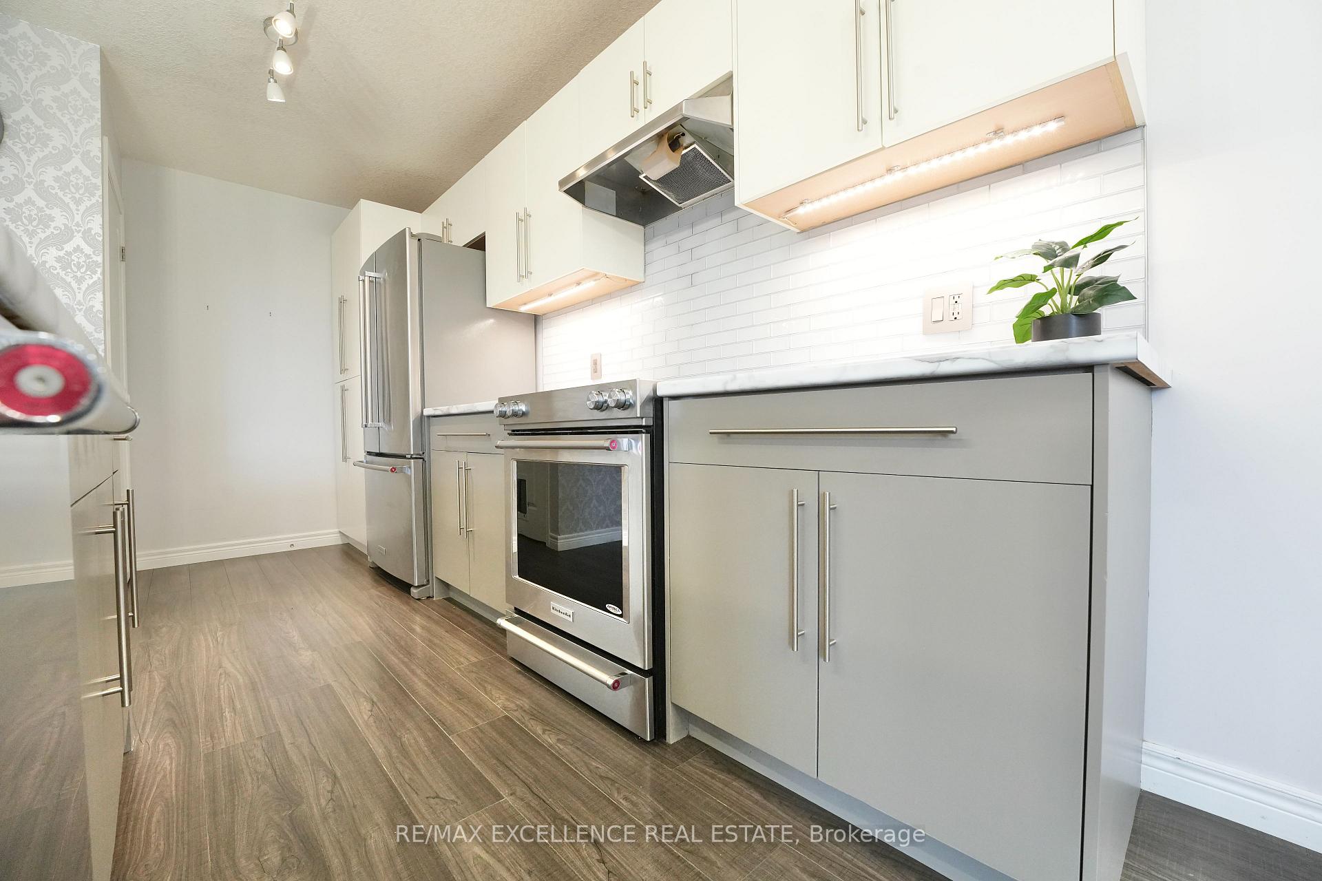 Photo 6 of 1954 Foxridge Crescent, London, North S — HOMEH
