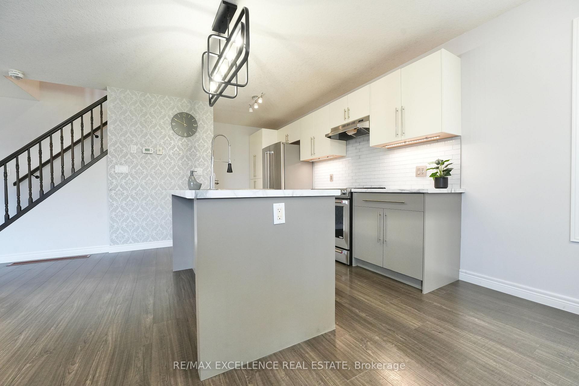 Photo 7 of 1954 Foxridge Crescent, London, North S — HOMEH