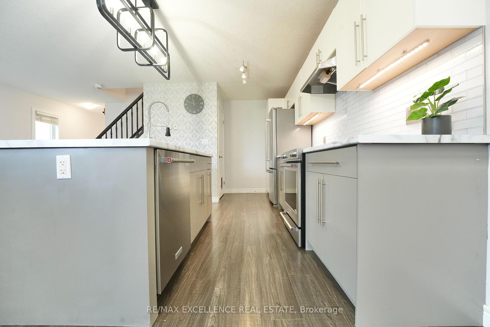 Photo 9 of 1954 Foxridge Crescent, London, North S — HOMEH
