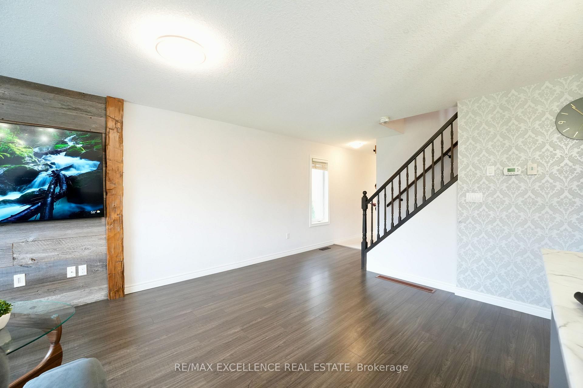 Photo 14 of 1954 Foxridge Crescent, London, North S — HOMEH