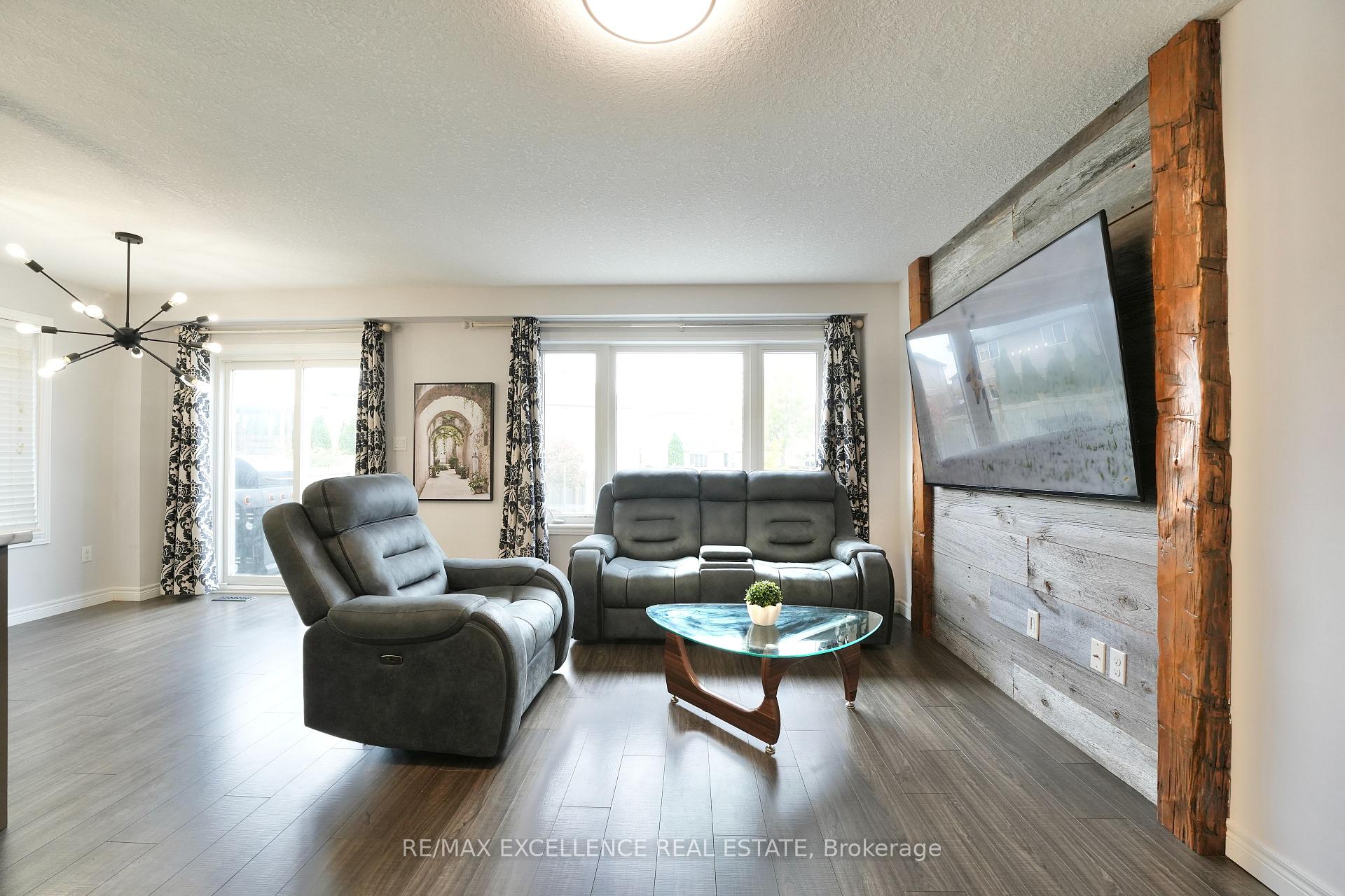 Photo 16 of 1954 Foxridge Crescent, London, North S — HOMEH