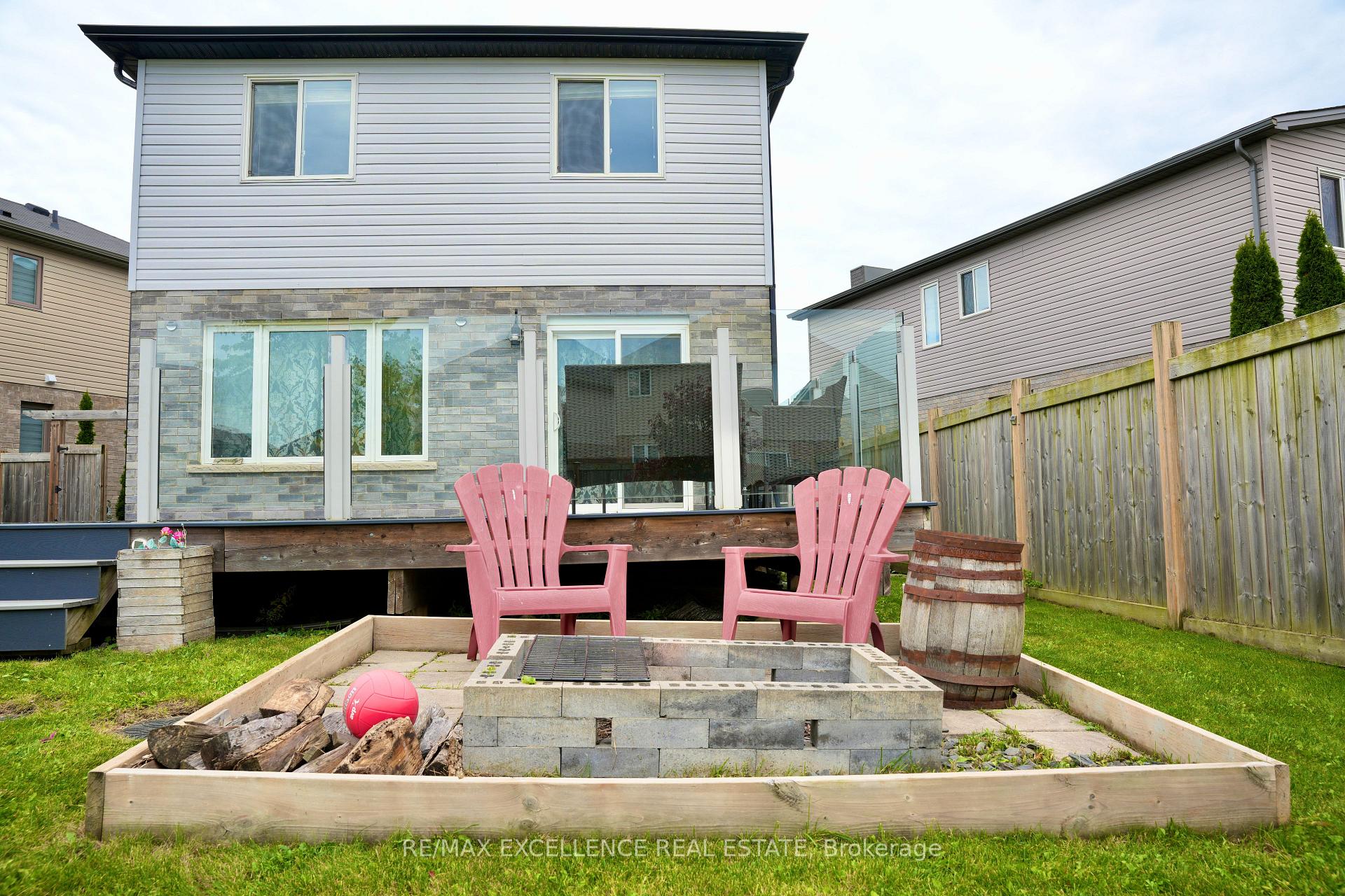 Photo 33 of 1954 Foxridge Crescent, London, North S — HOMEH