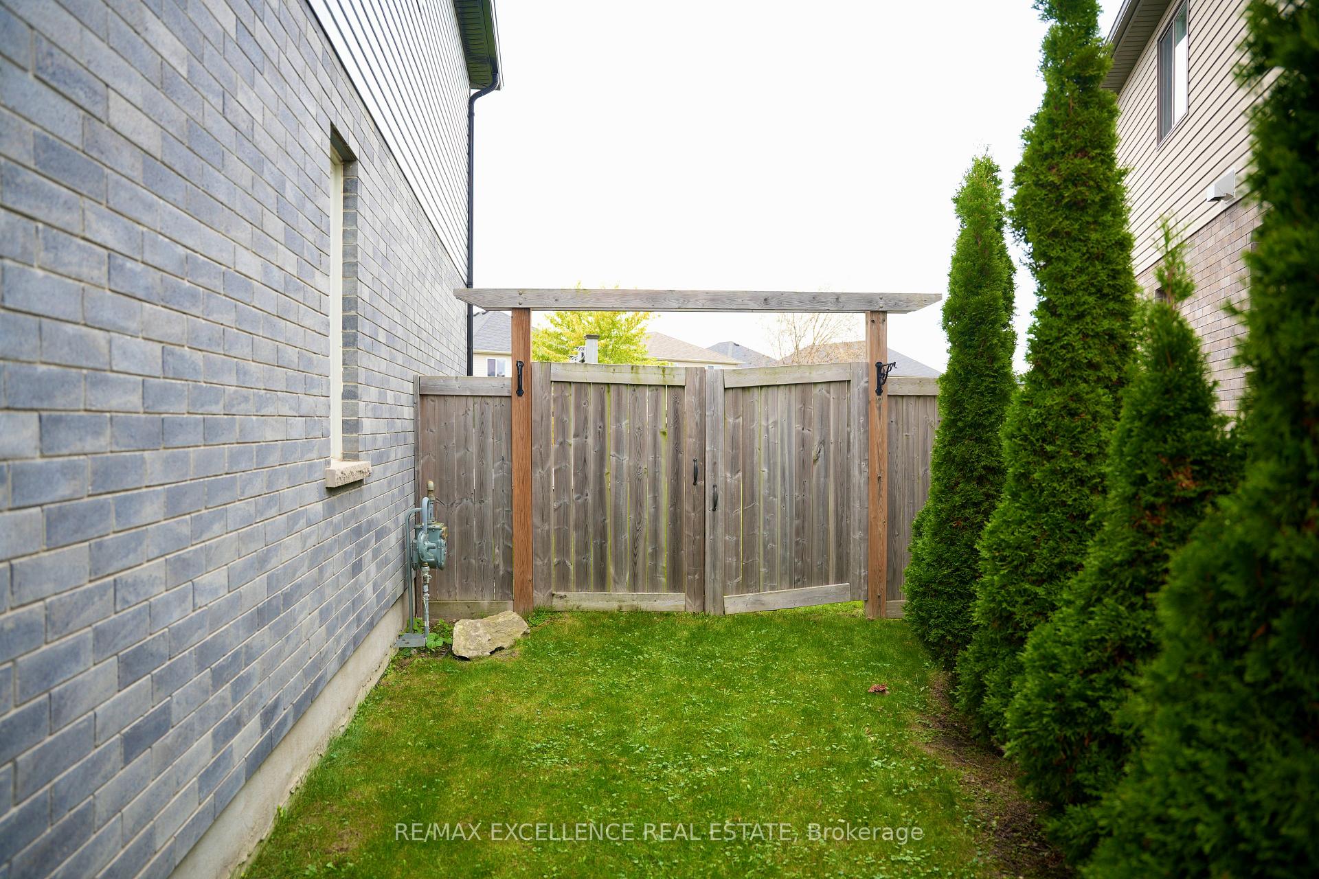 Photo 39 of 1954 Foxridge Crescent, London, North S — HOMEH