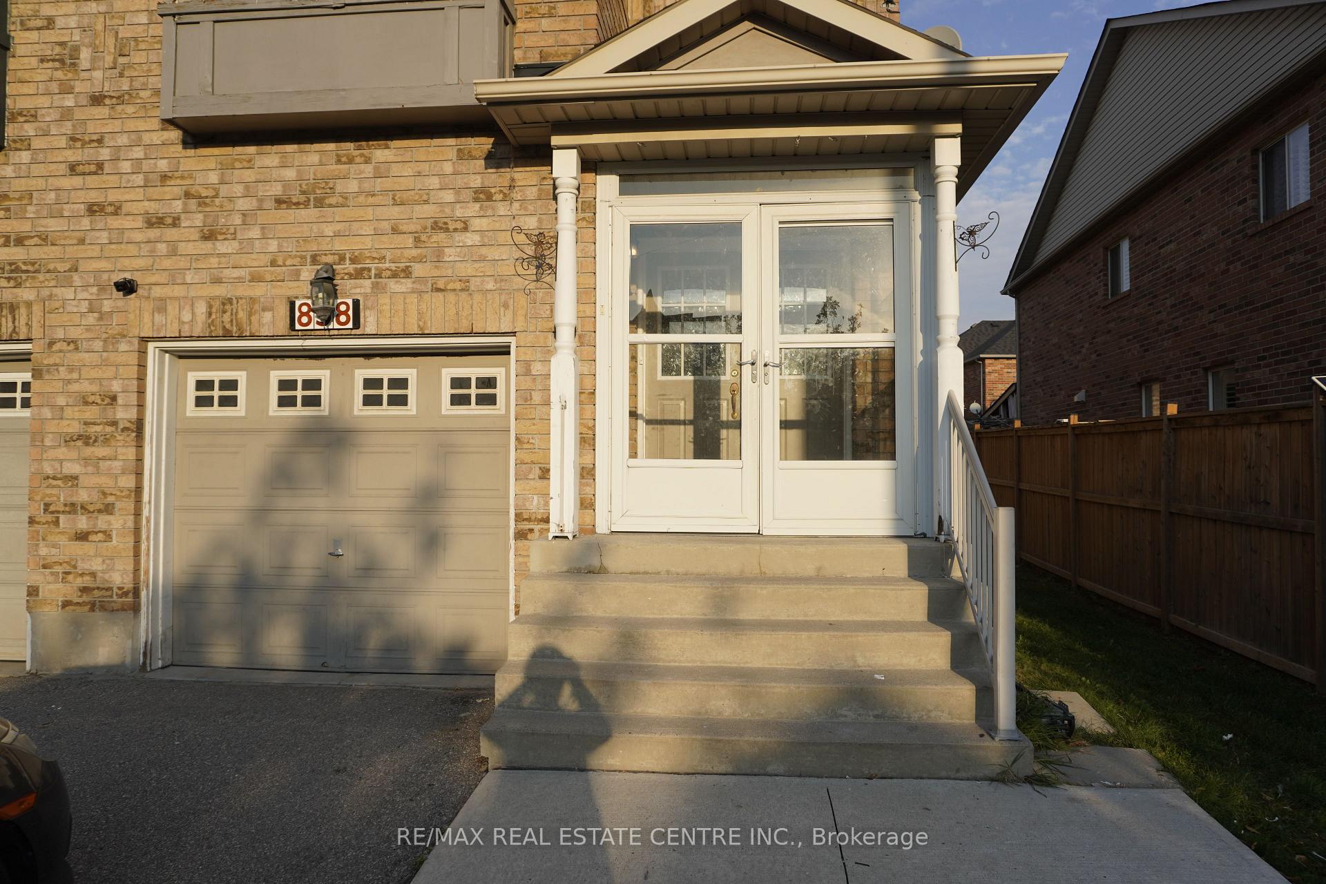 Photo 3 of 858 Bethany Crescent, Mississauga, East Credit — HOMEH
