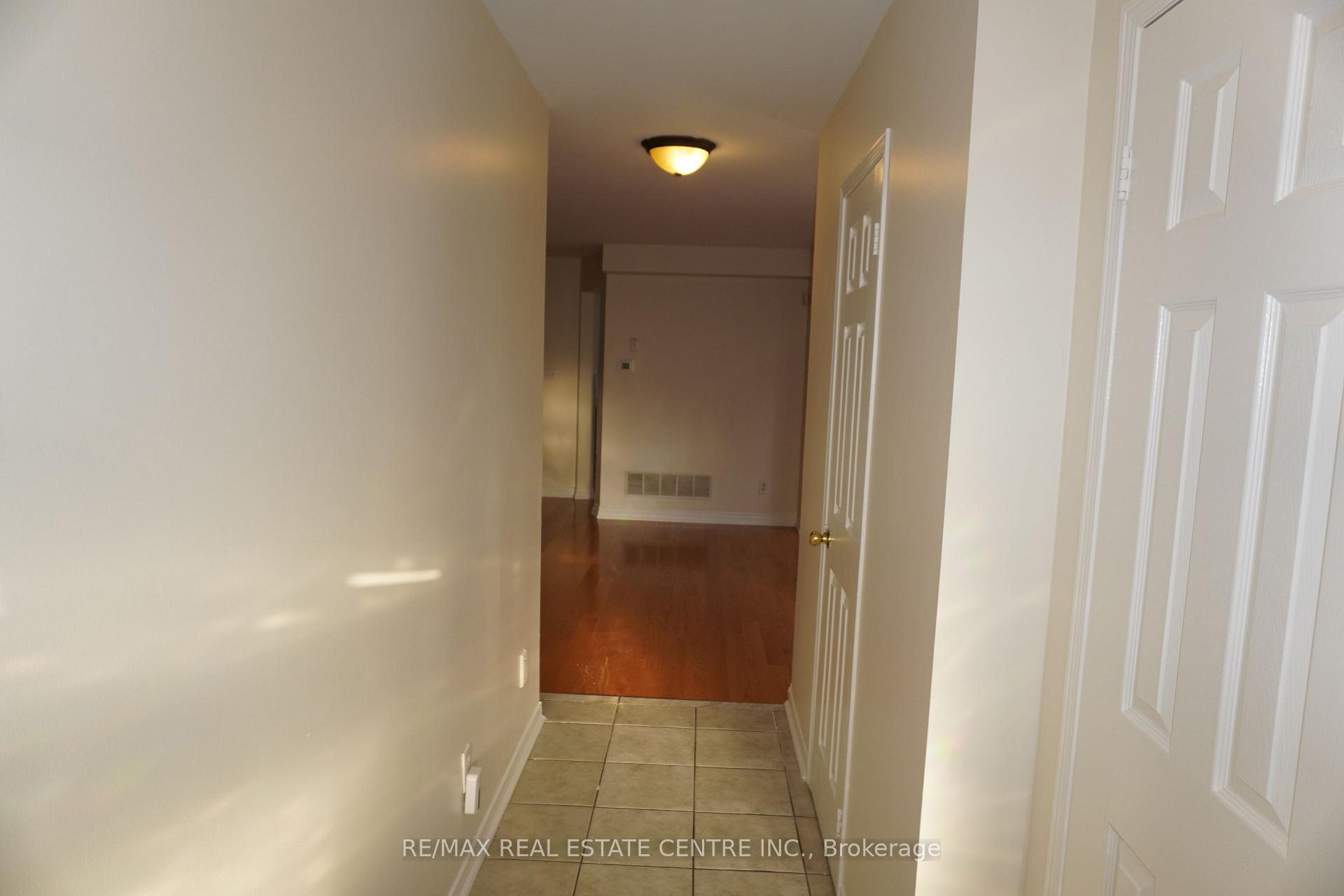 Photo 4 of 858 Bethany Crescent, Mississauga, East Credit — HOMEH