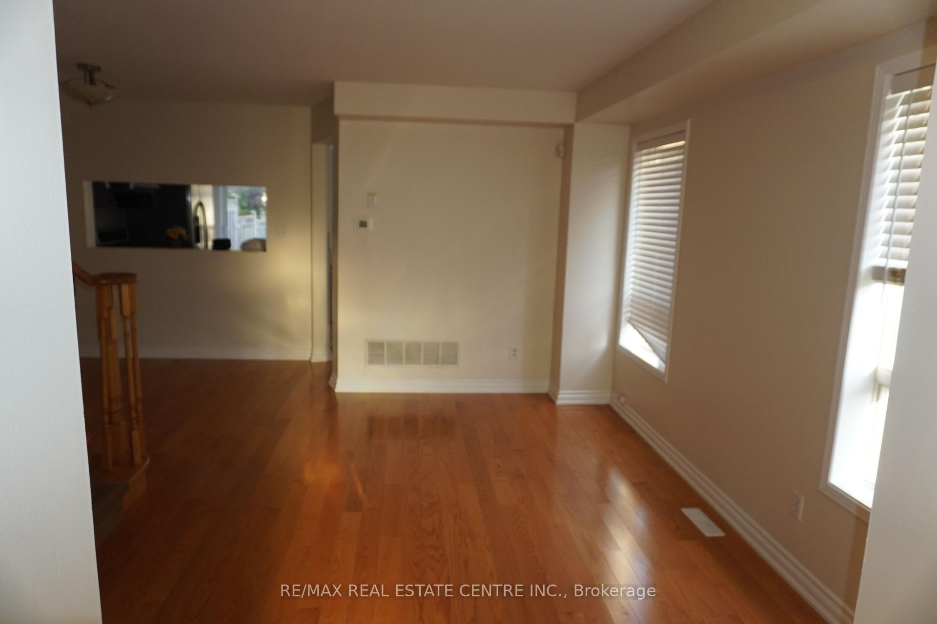 Photo 5 of 858 Bethany Crescent, Mississauga, East Credit — HOMEH