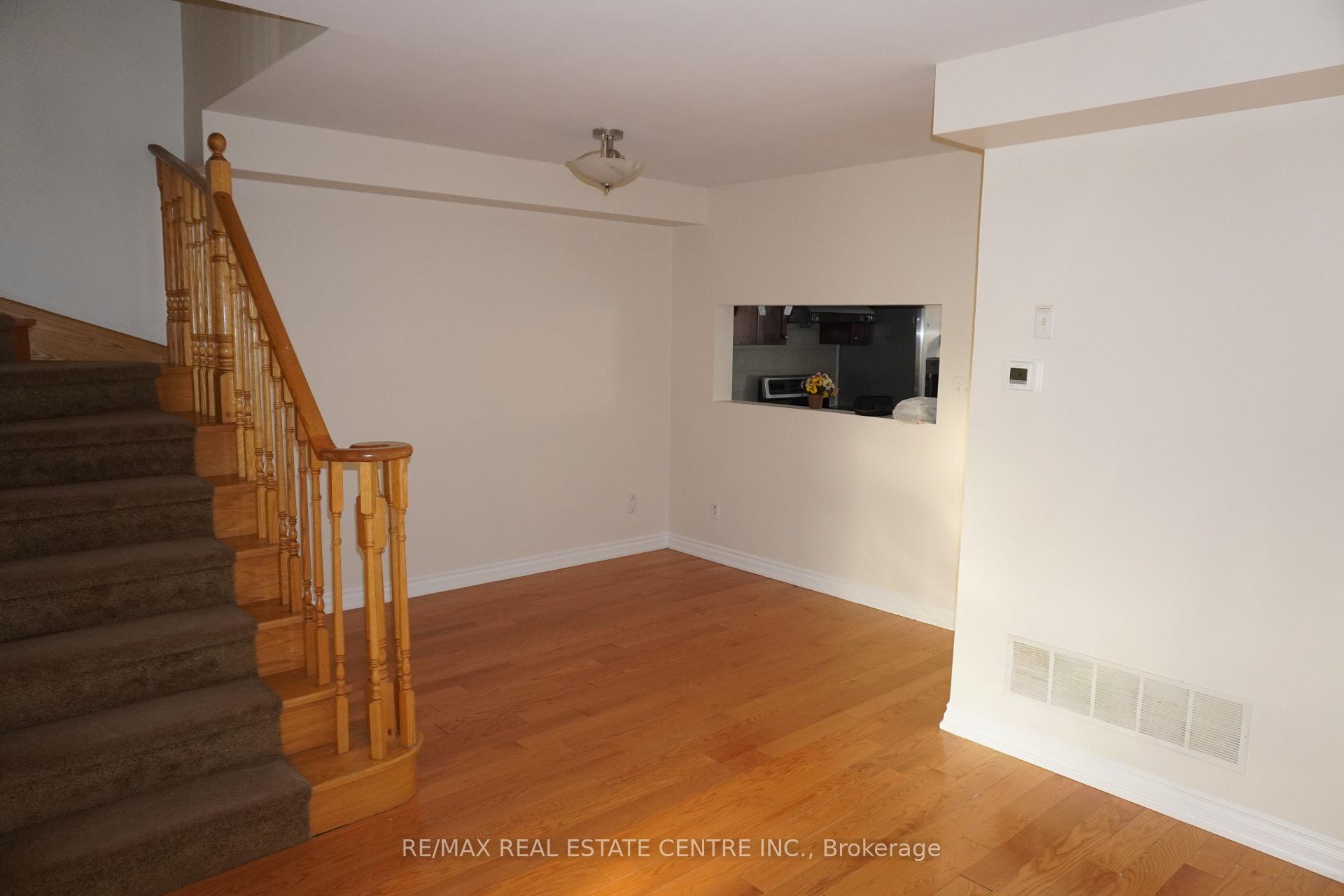 Photo 6 of 858 Bethany Crescent, Mississauga, East Credit — HOMEH