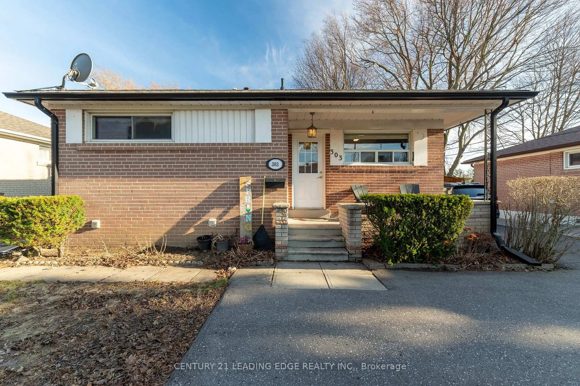 Front of Unit Basement, 303 Rossland Road W