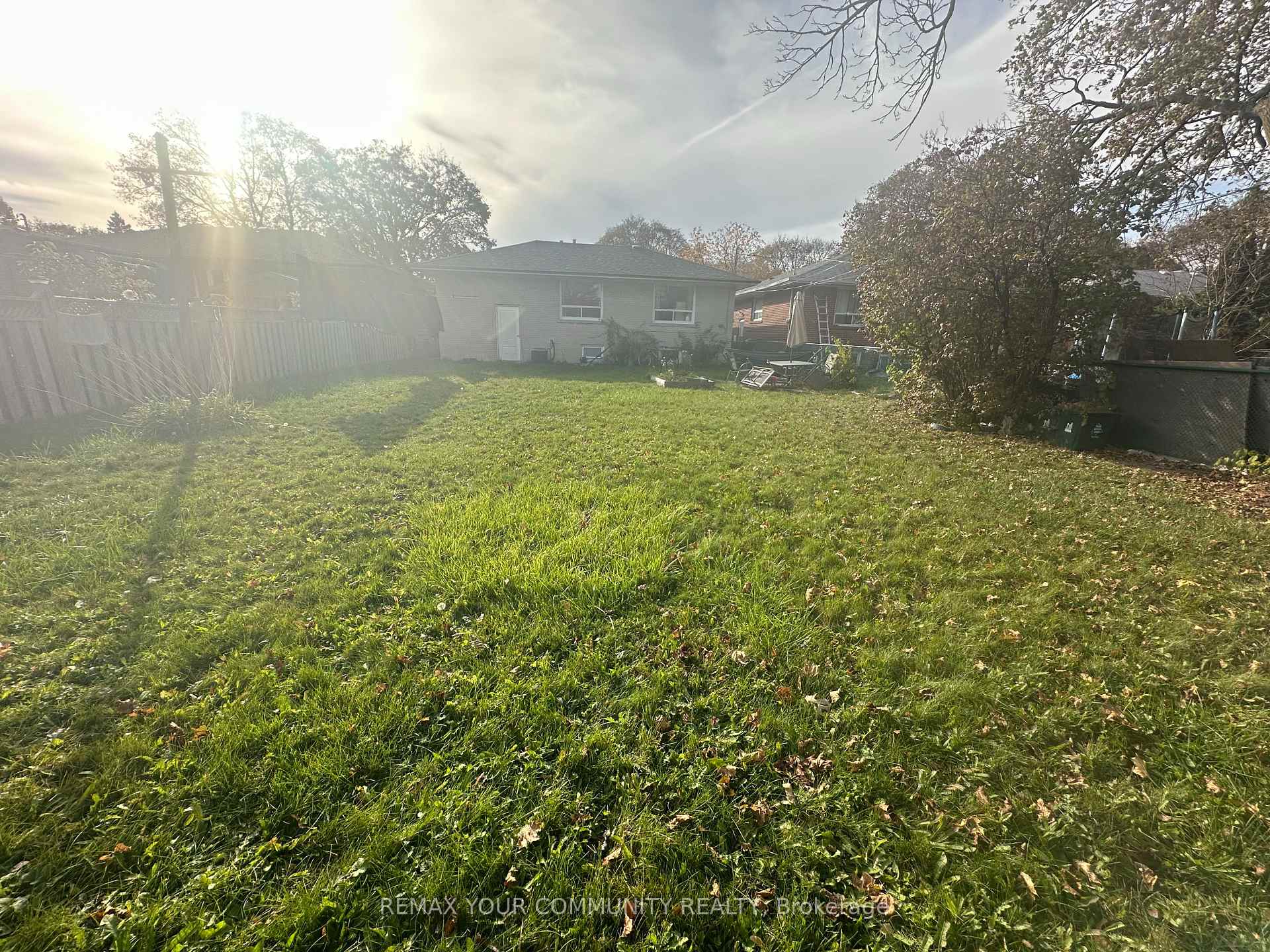 Photo 2 of 33 Aikenhead Road, Etobicoke, Kingsview Village-The Westway — HOMEH