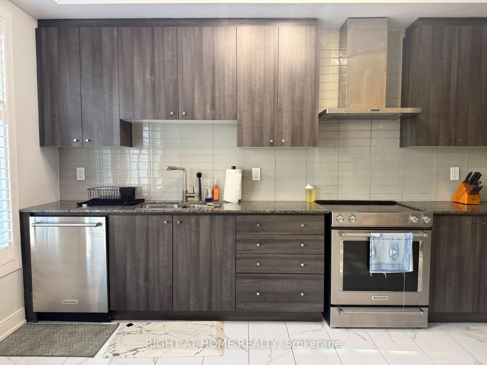 Photo 4 of 1142 Beachcomber Road, Mississauga, Lakeview — HOMEH