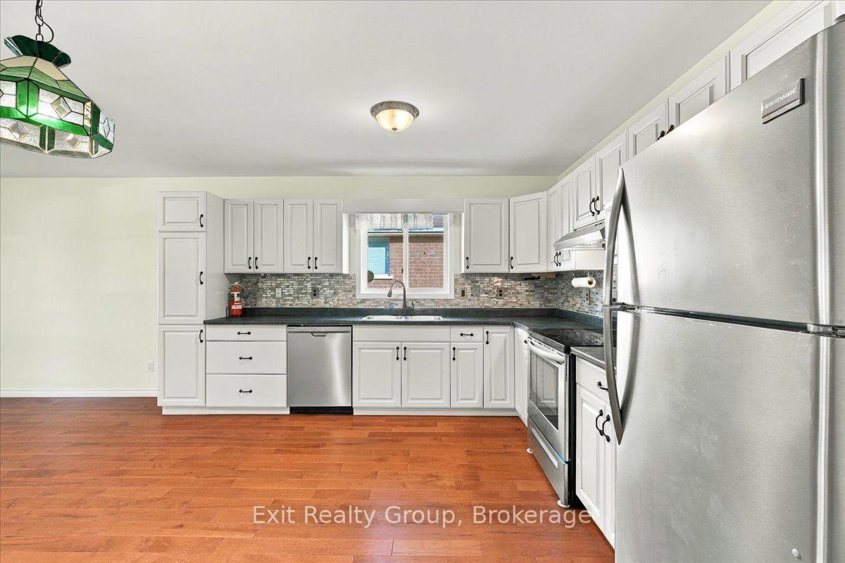 Photo 11 of 6 Hemlock Crescent, Belleville, Belleville Ward — HOMEH