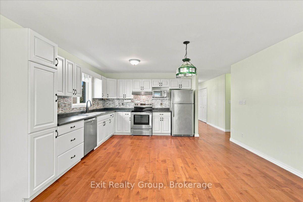 Photo 12 of 6 Hemlock Crescent, Belleville, Belleville Ward — HOMEH