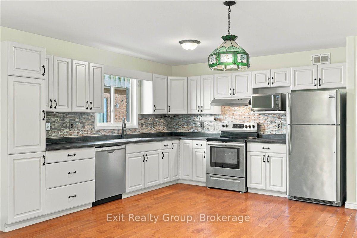 Photo 13 of 6 Hemlock Crescent, Belleville, Belleville Ward — HOMEH