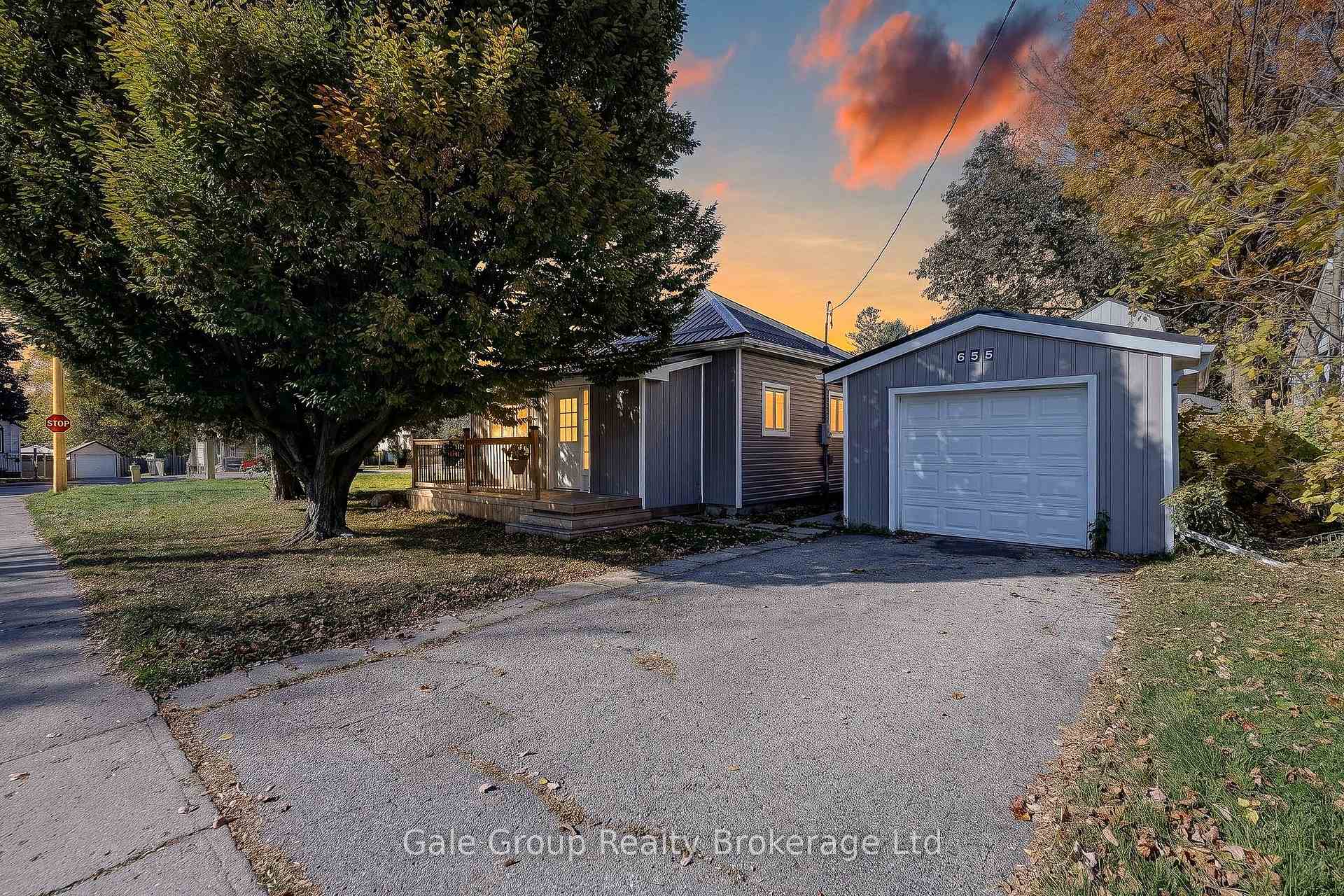Photo of 655 College Avenue