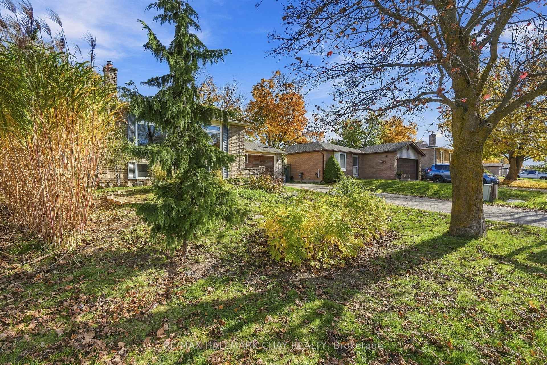 Photo 2 of 17 Wells Crescent, Barrie, Sunnidale — HOMEH