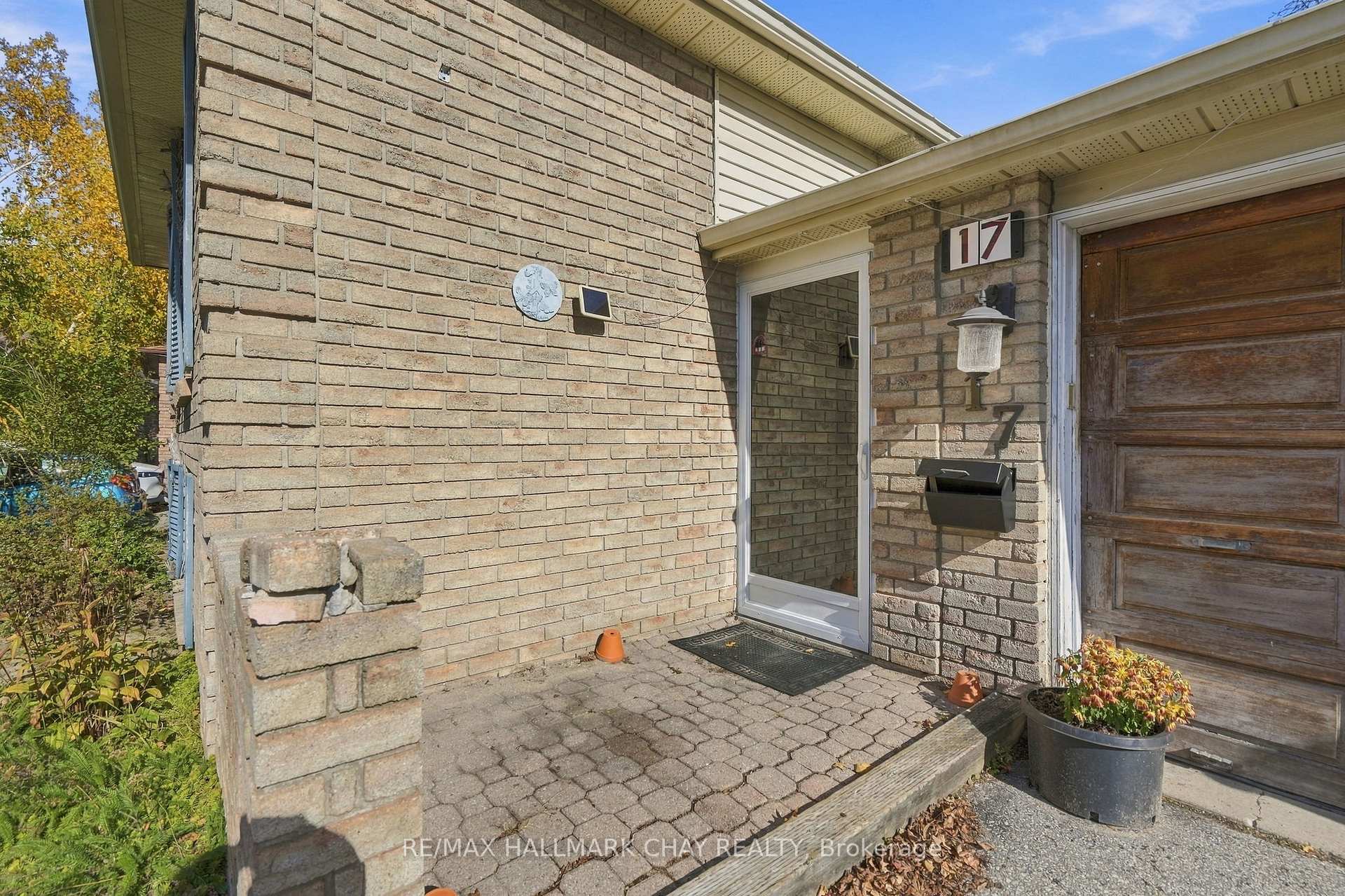Photo 4 of 17 Wells Crescent, Barrie, Sunnidale — HOMEH