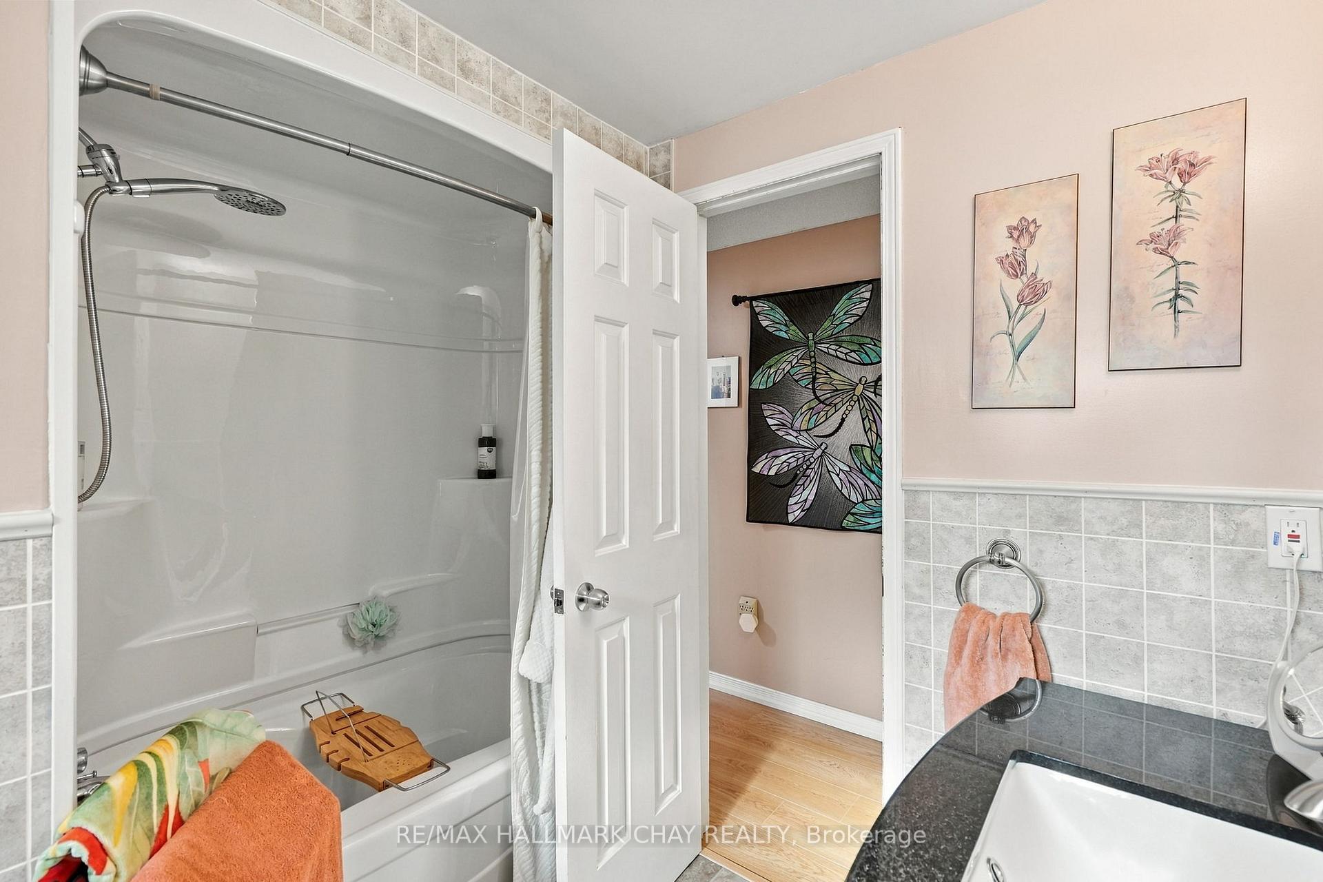Photo 18 of 17 Wells Crescent, Barrie, Sunnidale — HOMEH