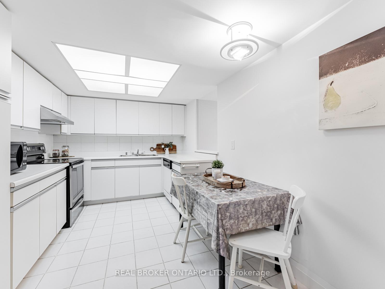 Photo 3 of Unit 805, 20 Baif Boulevard, Richmond Hill, North Richvale — HOMEH