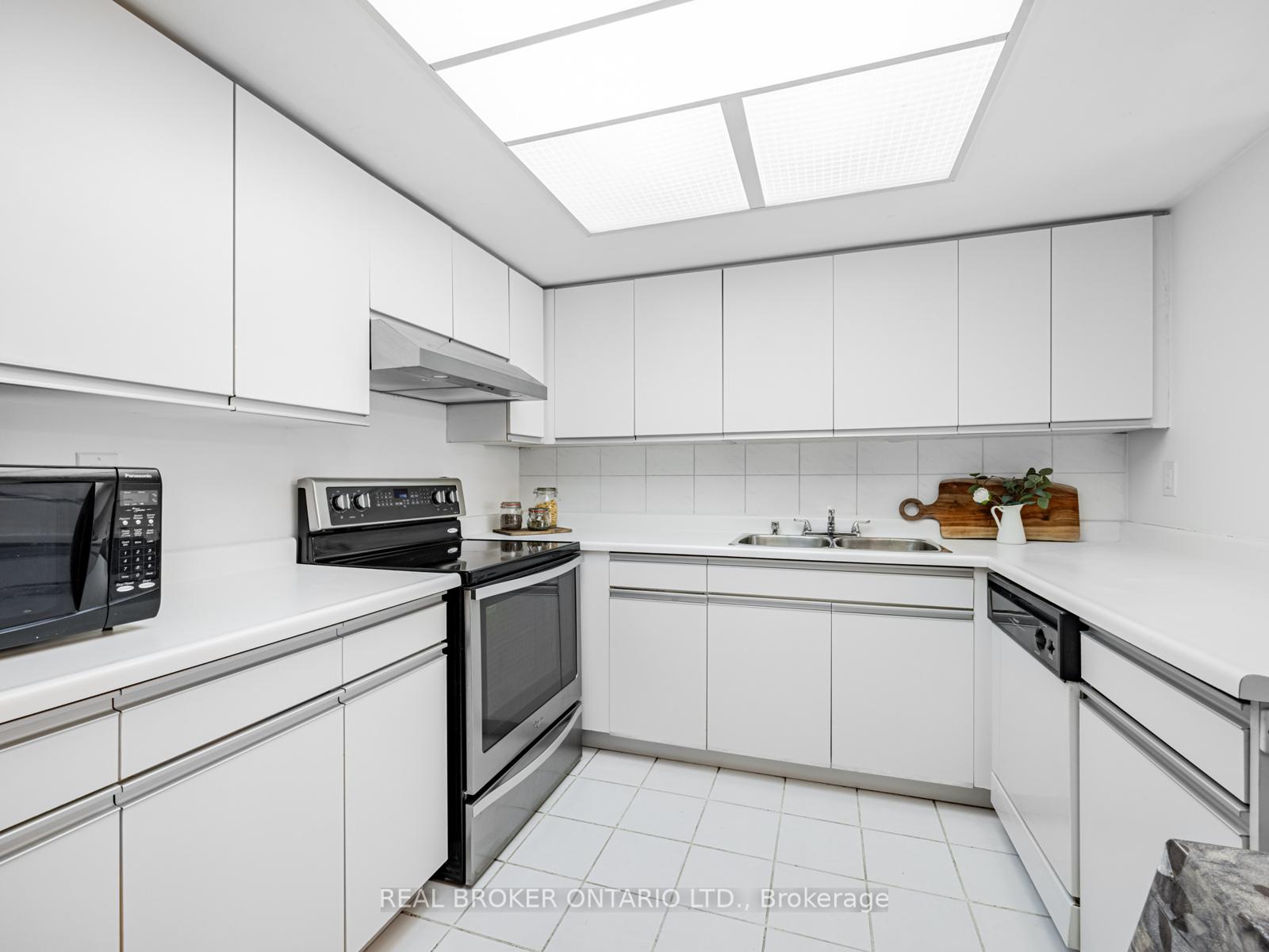 Photo 4 of Unit 805, 20 Baif Boulevard, Richmond Hill, North Richvale — HOMEH