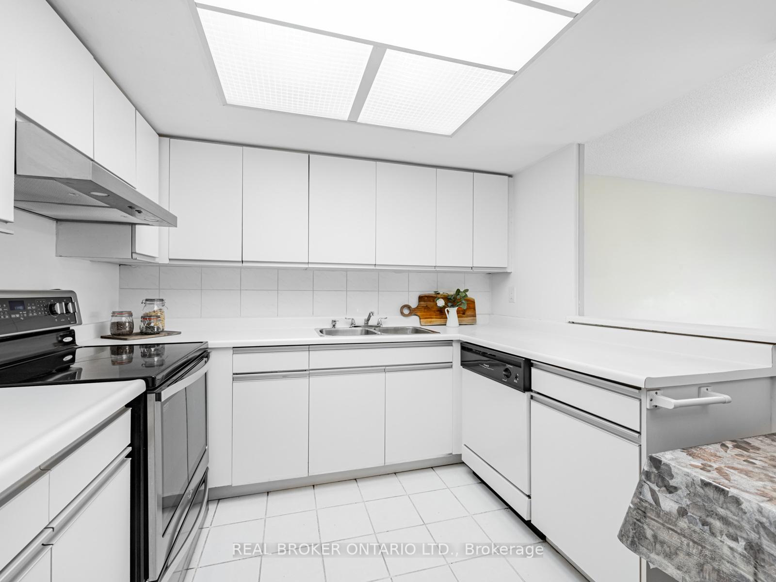 Photo 5 of Unit 805, 20 Baif Boulevard, Richmond Hill, North Richvale — HOMEH