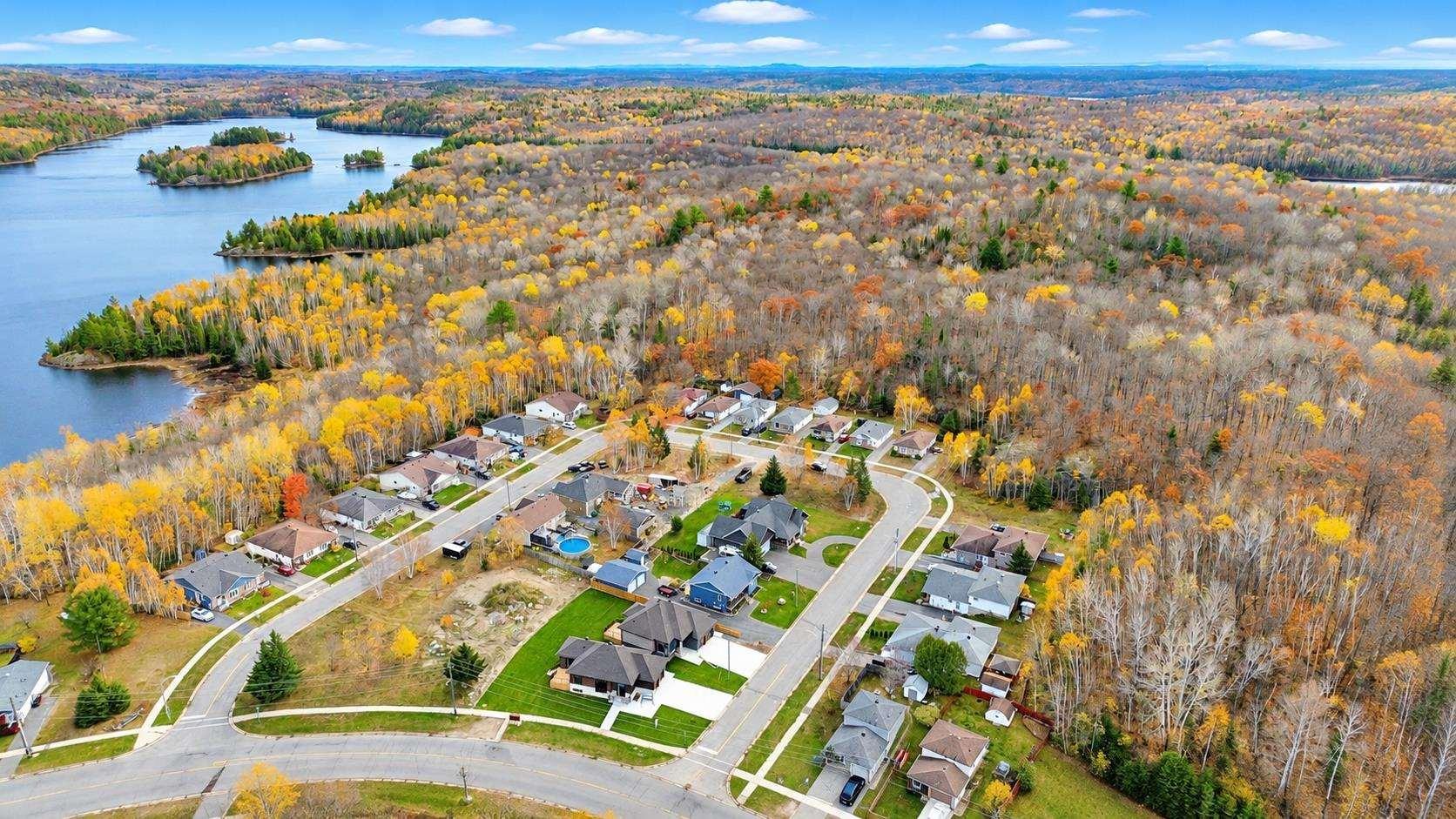 Photo 3 of 43 McLaren Crescent, Elliot Lake — HOMEH