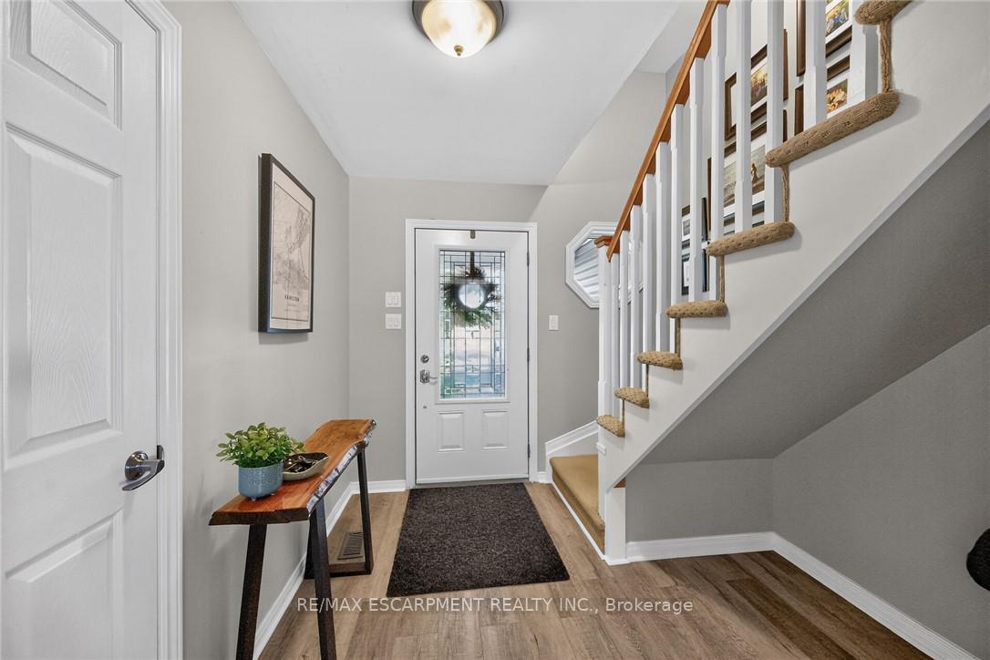 Photo 5 of 8105 Leeming Road, Hamilton, Rural Glanbrook — HOMEH