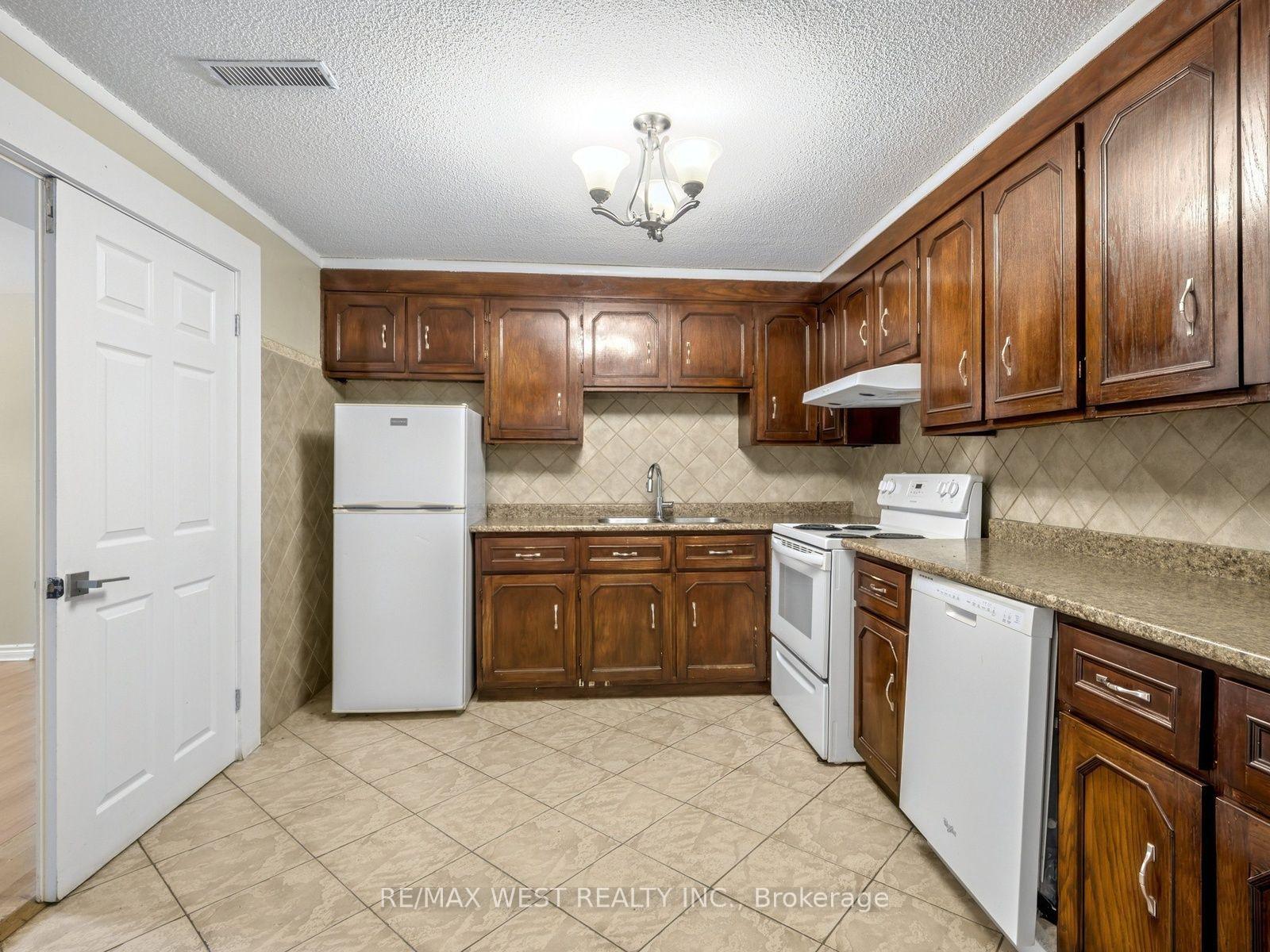 Photo 26 of 49 Dynevor Road, Toronto, Caledonia-Fairbank — HOMEH