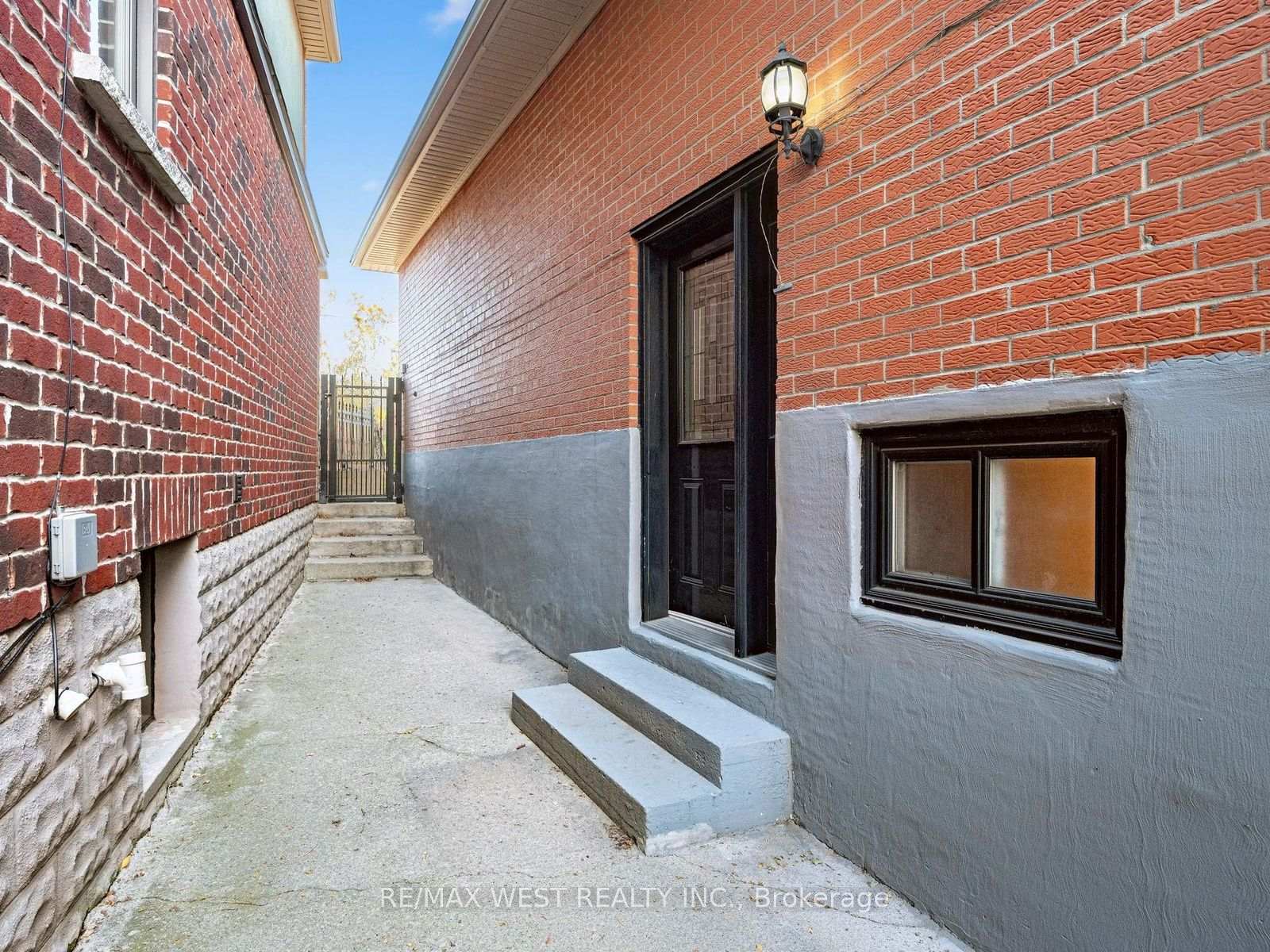 Photo 37 of 49 Dynevor Road, Toronto, Caledonia-Fairbank — HOMEH