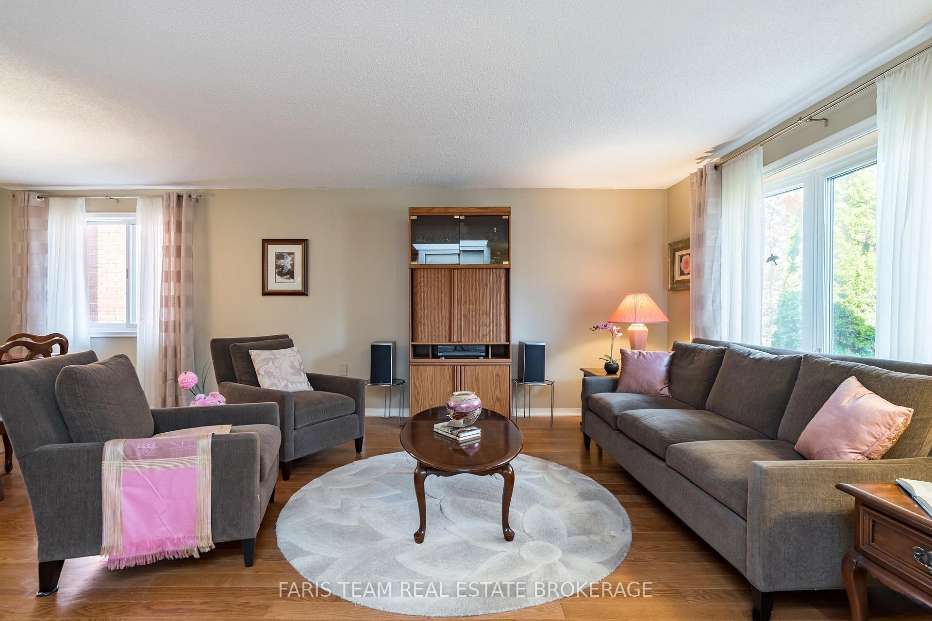 Photo 8 of 29 Ferguson Drive, Barrie, Northwest — HOMEH