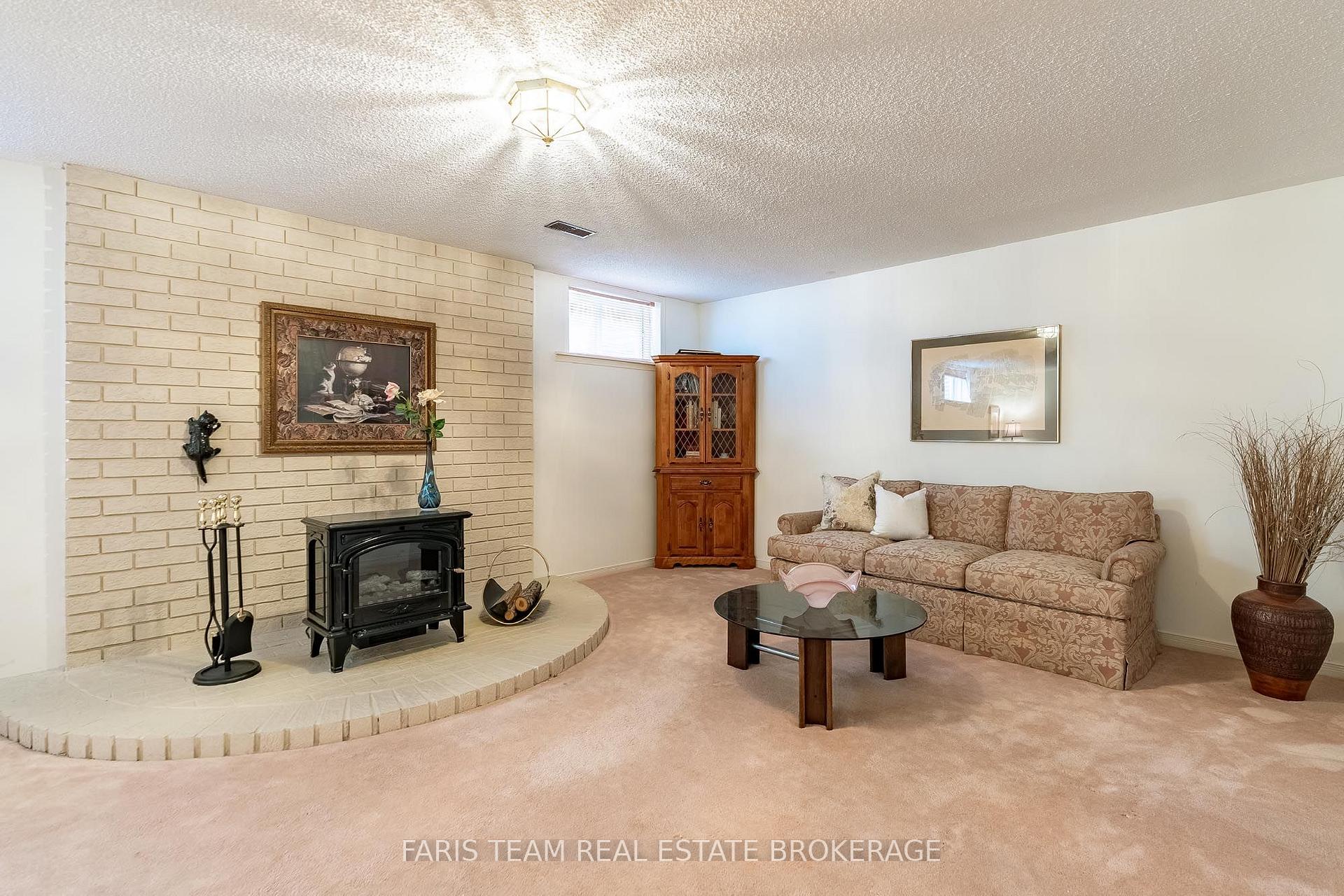 Photo 17 of 29 Ferguson Drive, Barrie, Northwest — HOMEH