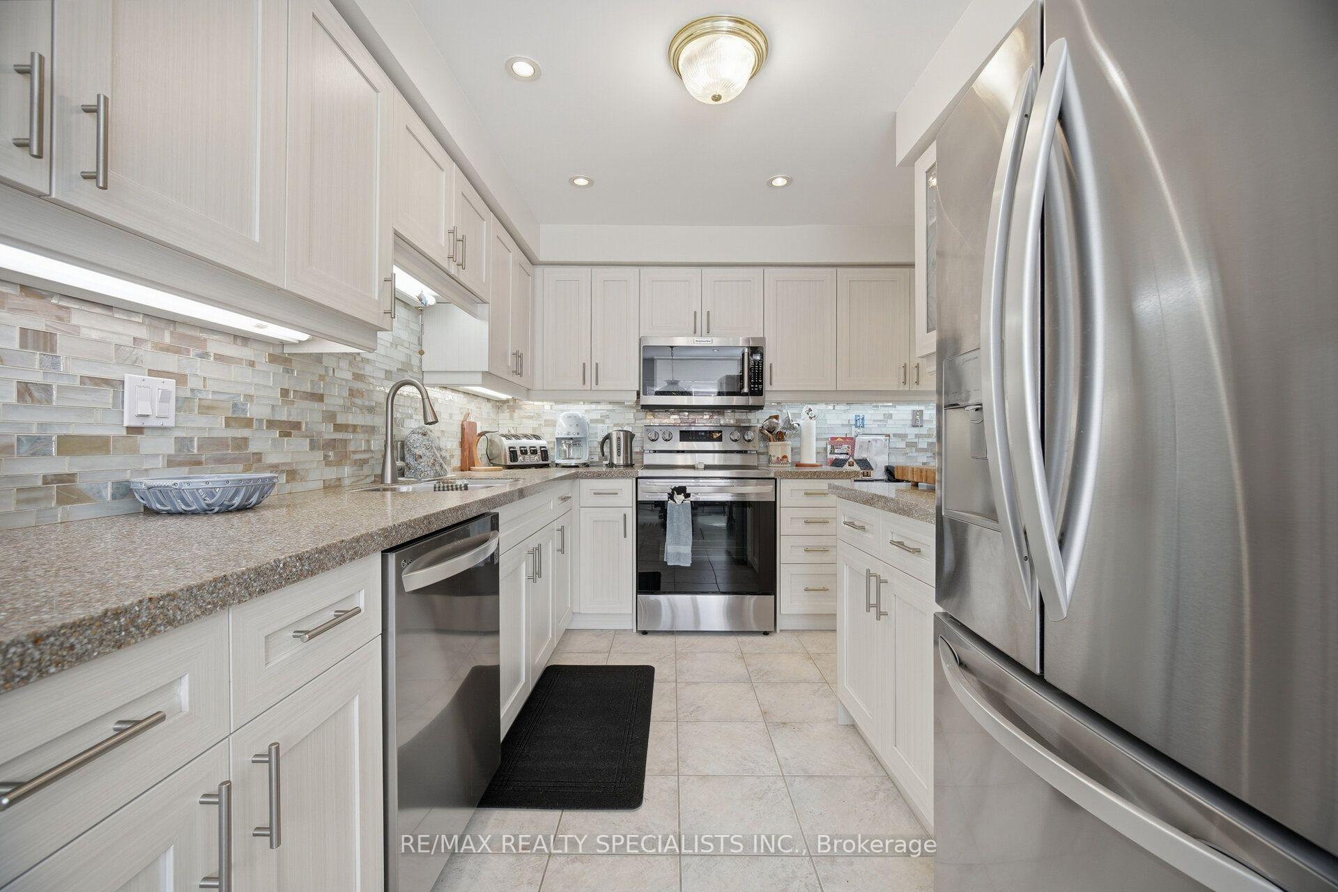 Photo 4 of Unit 6, 5490 Glen Erin Drive, Mississauga, Central Erin Mills — HOMEH