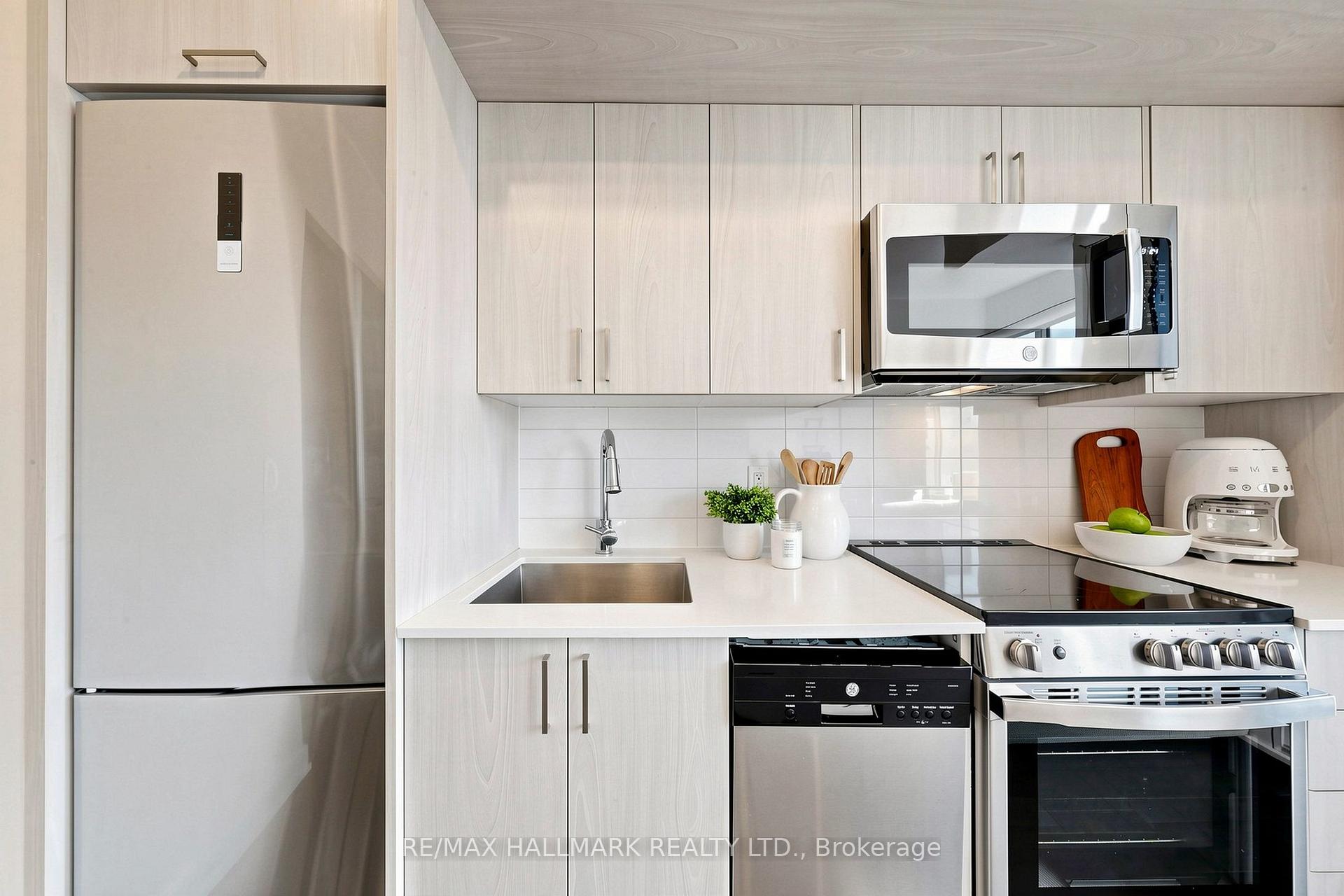 Photo 6 of Unit 305, 1 Cardiff Road, Toronto, Mount Pleasant West — HOMEH