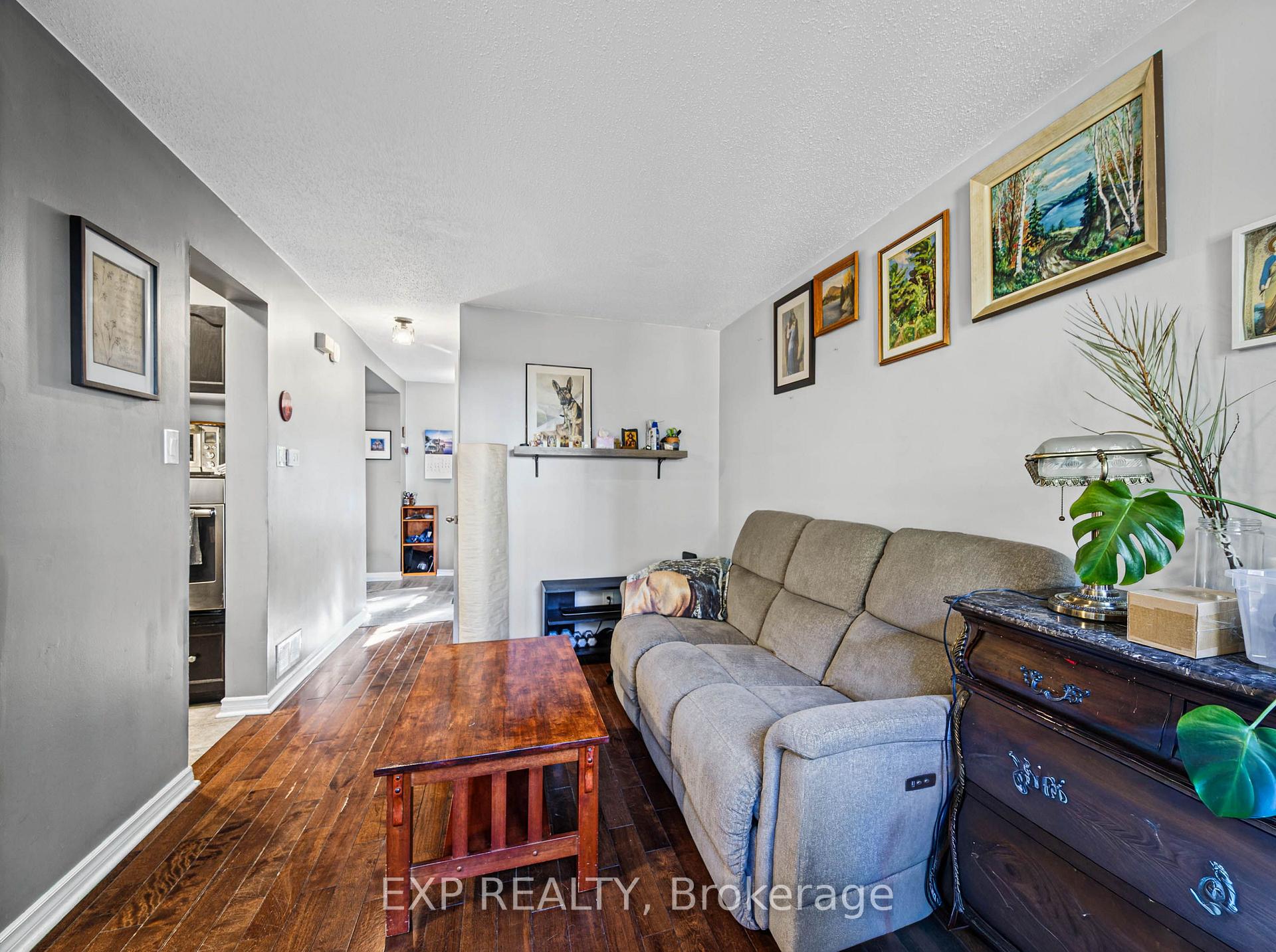 Photo 5 of 1677 Lacombe Drive, Ottawa, Fallingbrook/Pineridge — HOMEH