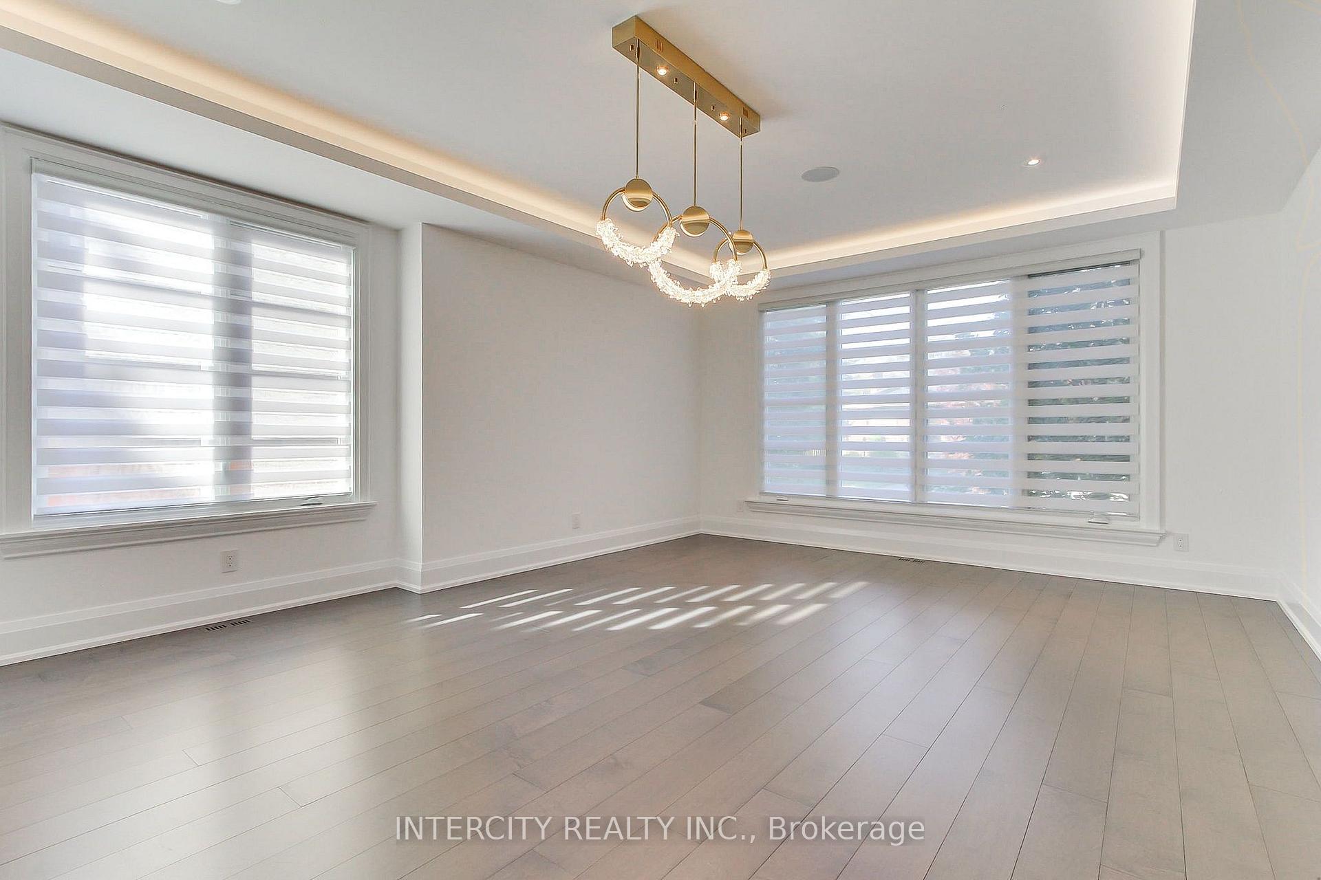 Photo 5 of 45 Nordale Crescent, North York, Brookhaven-Amesbury — HOMEH