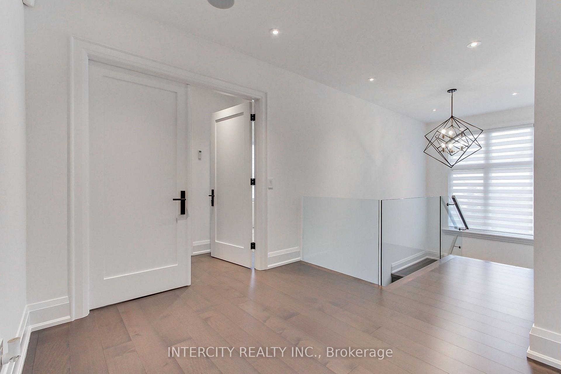 Photo 25 of 45 Nordale Crescent, North York, Brookhaven-Amesbury — HOMEH