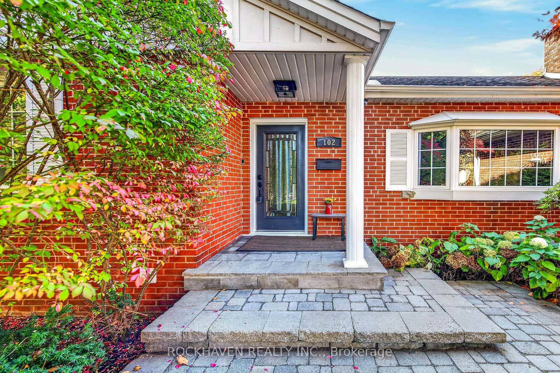 Photo 4 of 102 Lovers Lane, Hamilton, Ancaster — HOMEH