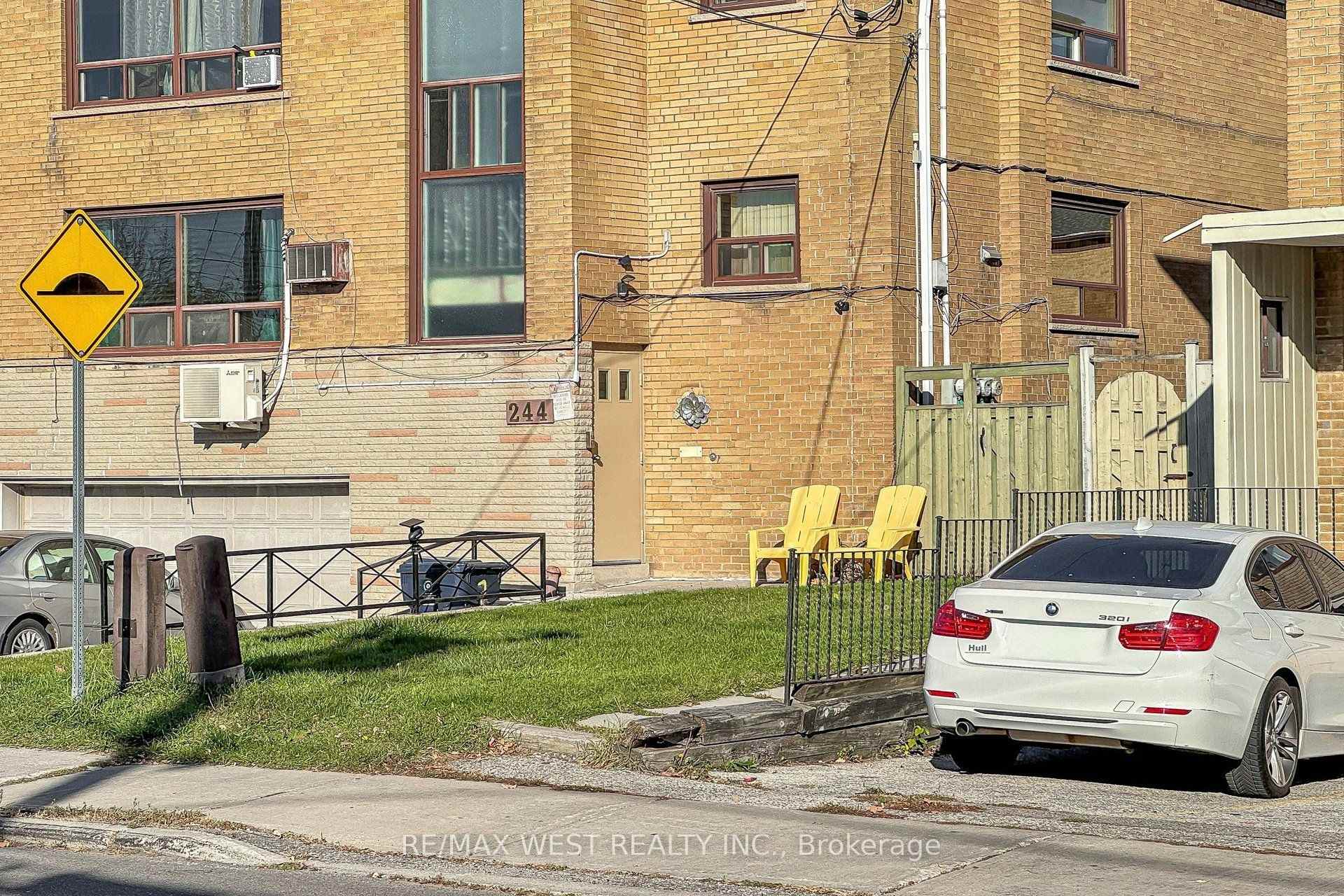 Photo 3 of 244 Overbrook Place, North York, Bathurst Manor — HOMEH