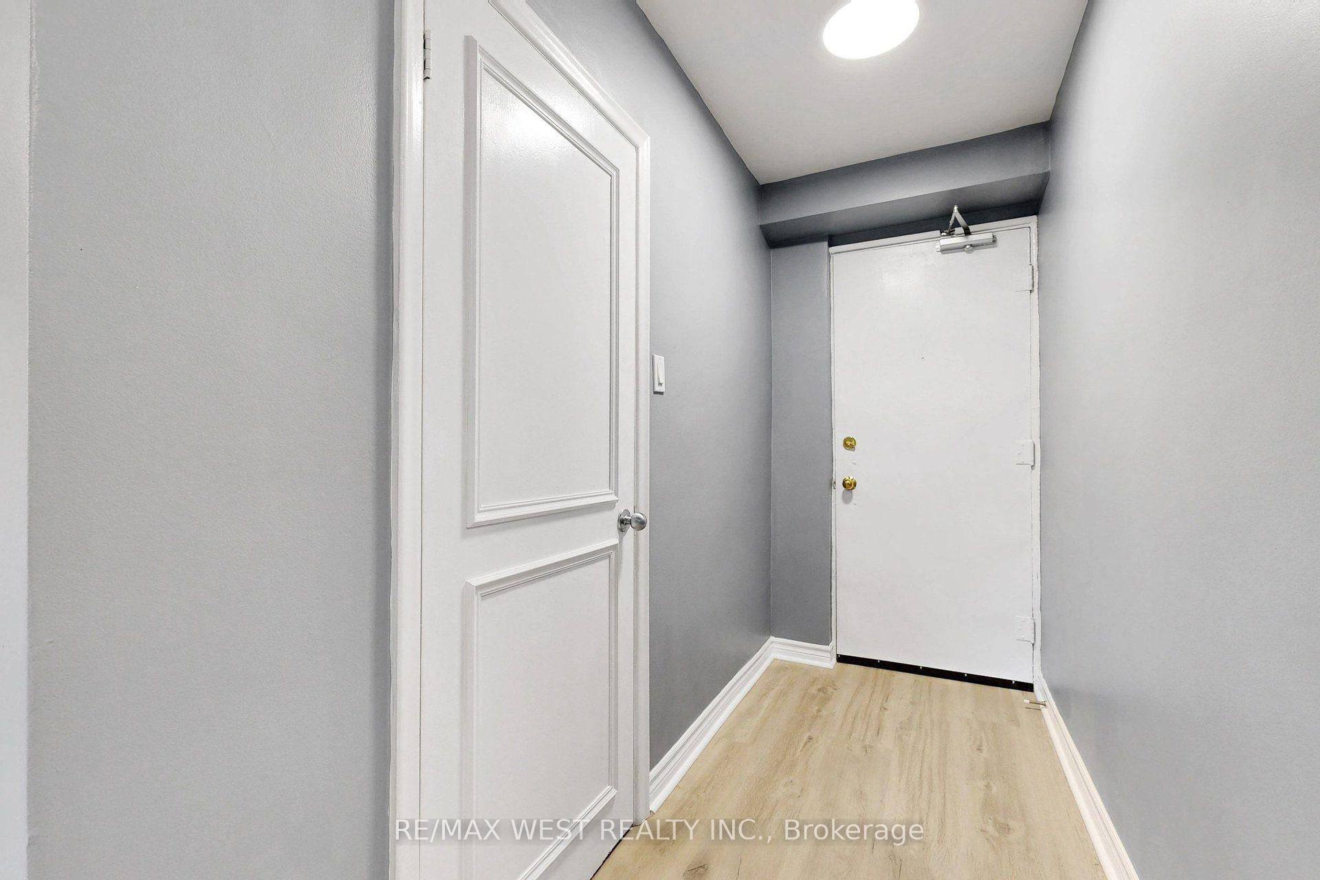 Photo 5 of 244 Overbrook Place, North York, Bathurst Manor — HOMEH