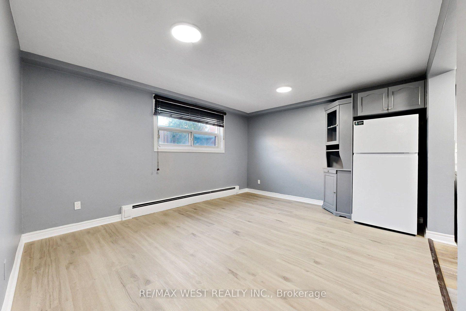 Photo 6 of 244 Overbrook Place, North York, Bathurst Manor — HOMEH