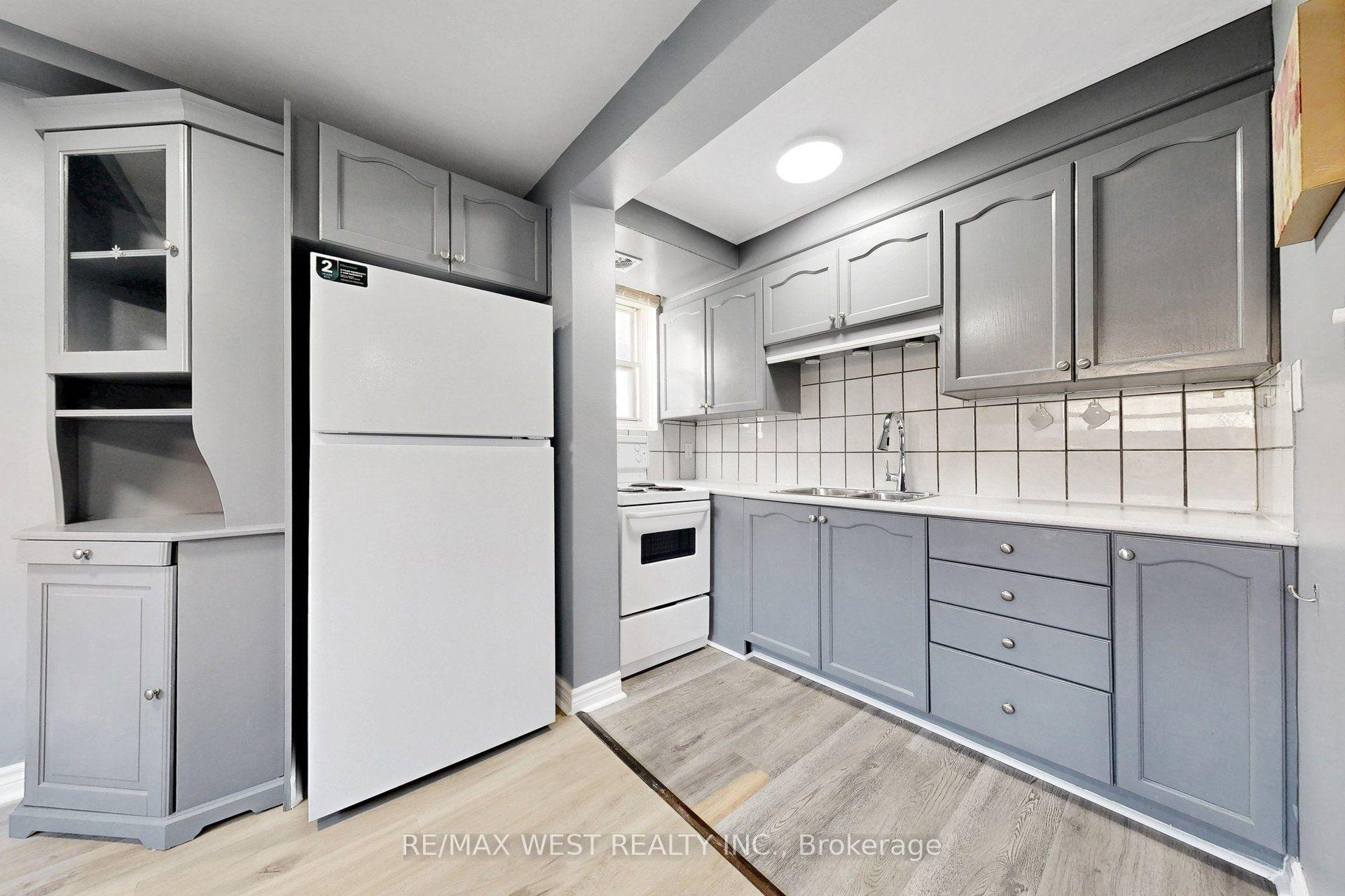 Photo 10 of 244 Overbrook Place, North York, Bathurst Manor — HOMEH