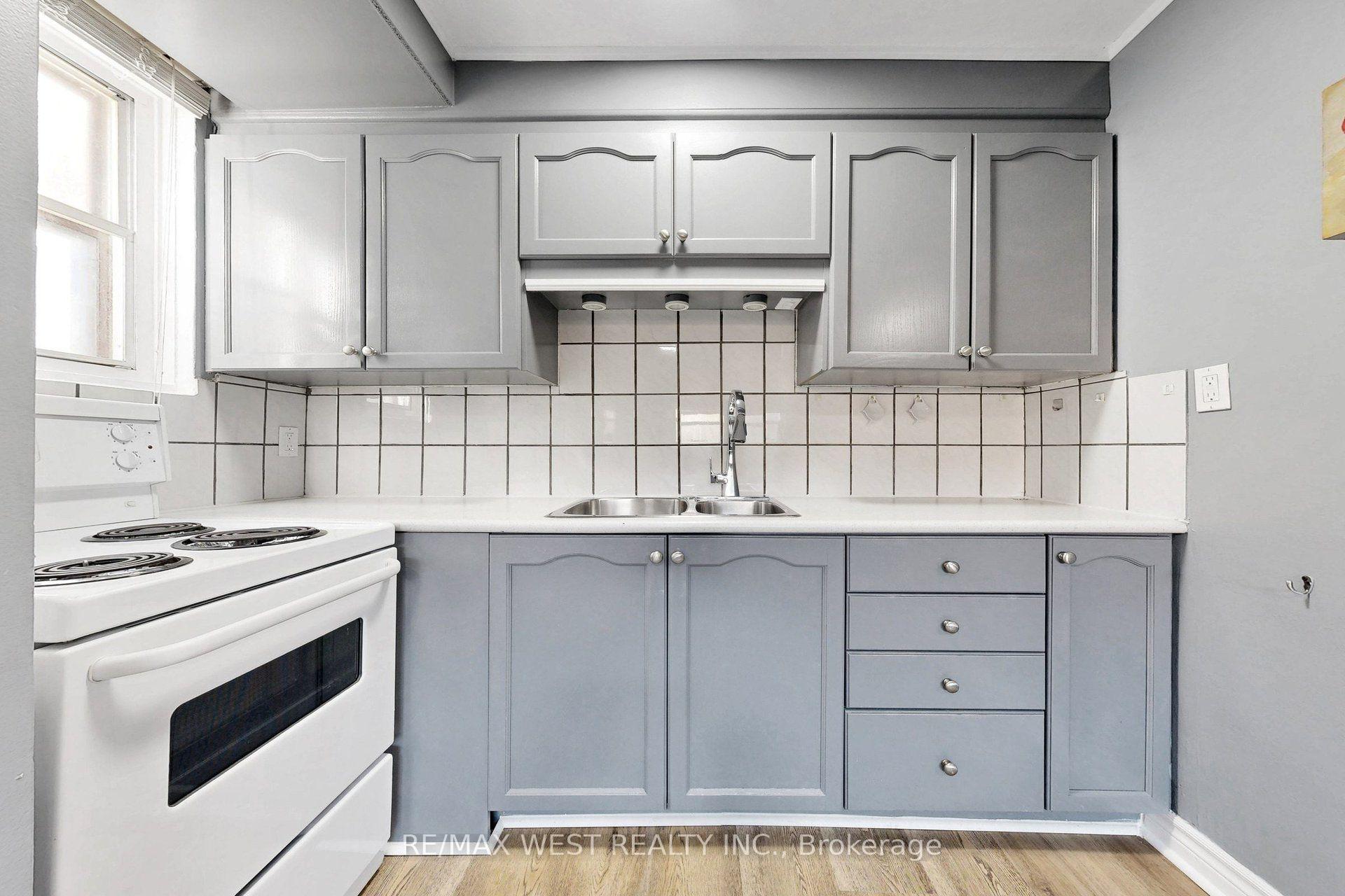 Photo 11 of 244 Overbrook Place, North York, Bathurst Manor — HOMEH