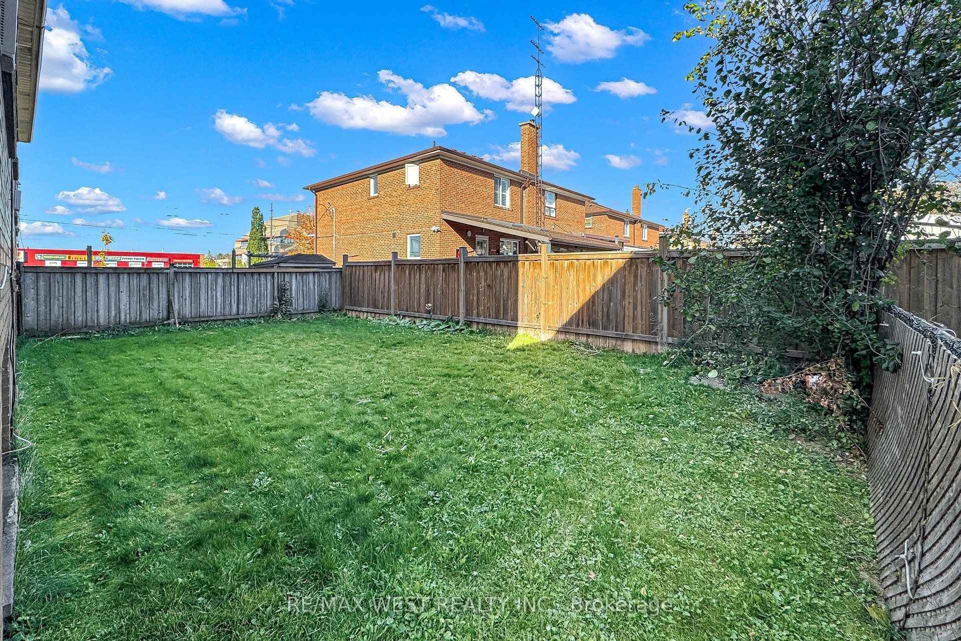 Photo 25 of 244 Overbrook Place, North York, Bathurst Manor — HOMEH