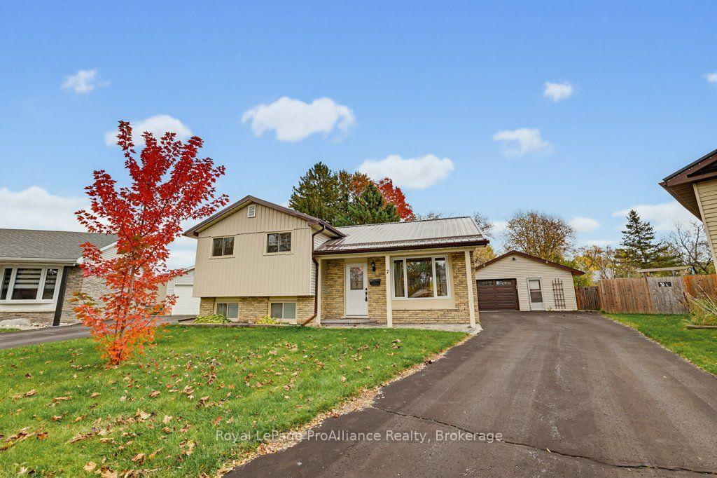 Photo 2 of 7 Yates Court, Belleville, Belleville Ward — HOMEH
