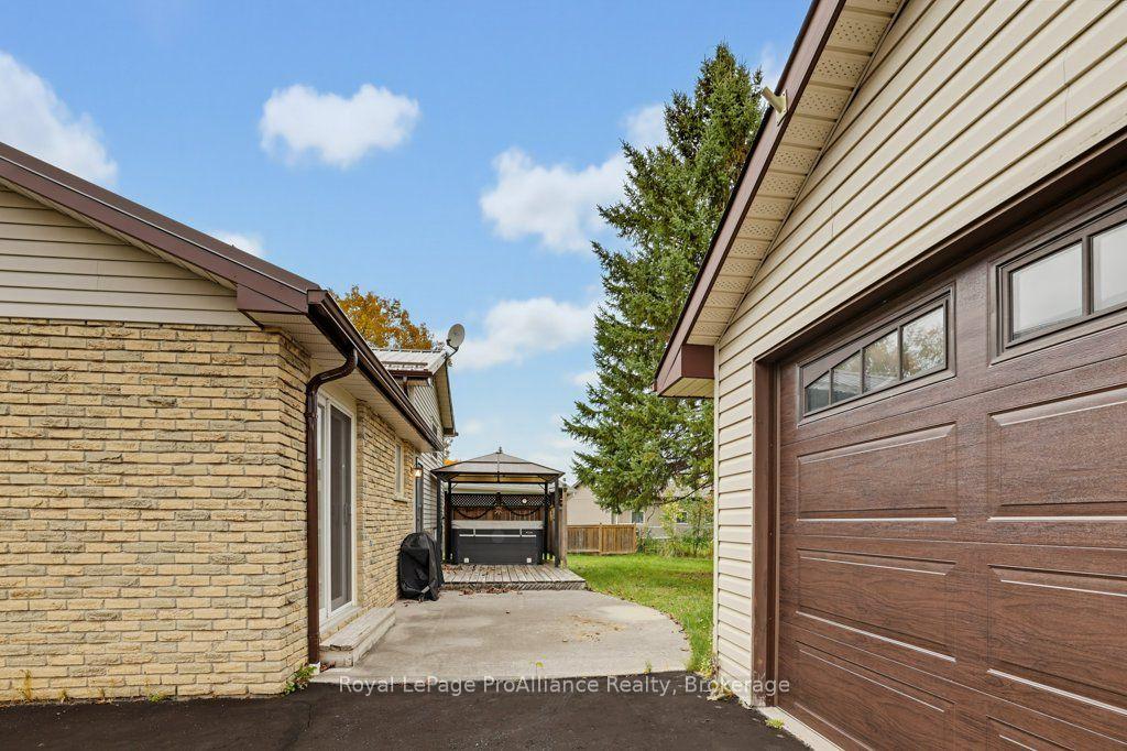 Photo 64 of 7 Yates Court, Belleville, Belleville Ward — HOMEH