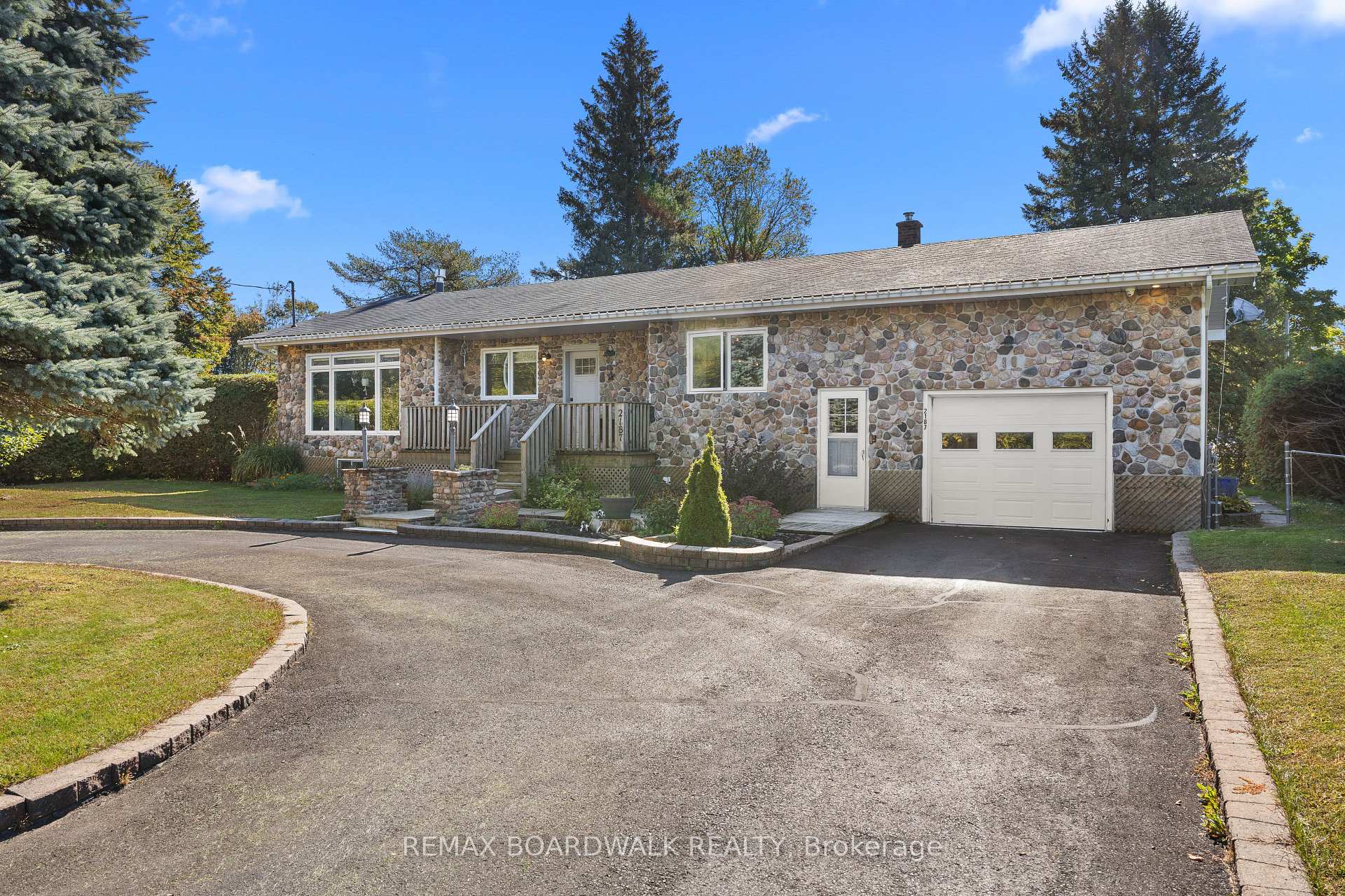 Front of 2187 Des Pins Street