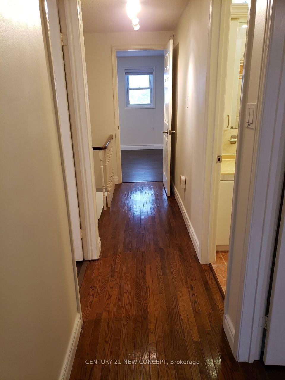 Photo 4 of 22 Gilmore Crescent, Vaughan, Brownridge — HOMEH