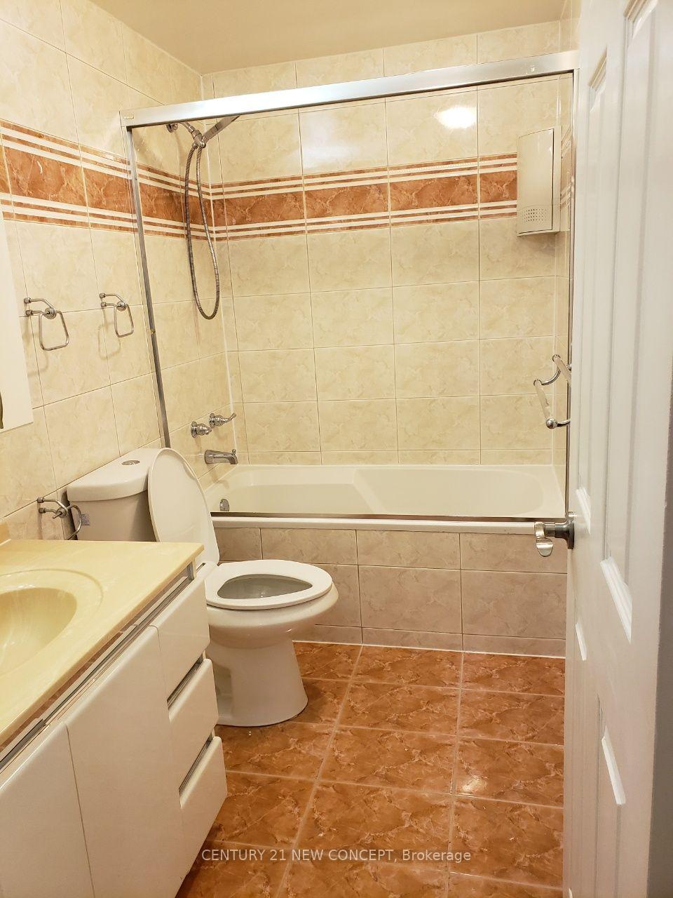 Photo 5 of 22 Gilmore Crescent, Vaughan, Brownridge — HOMEH