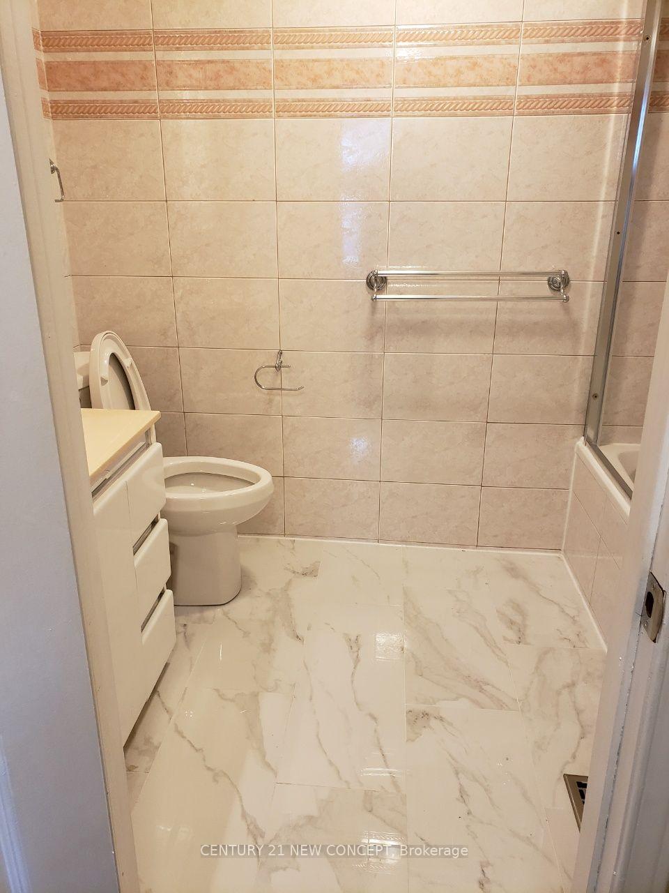 Photo 9 of 22 Gilmore Crescent, Vaughan, Brownridge — HOMEH